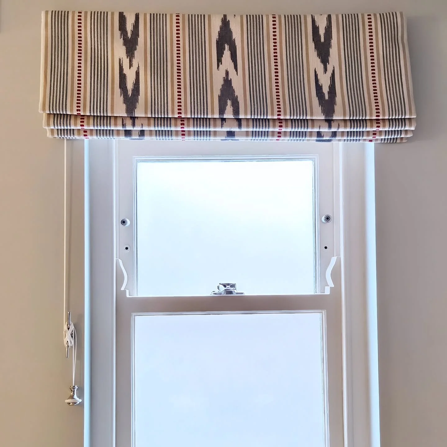 Never met a stripe I didn&rsquo;t like and this one is no exception.  Lovely little blind for @georgiewykehamdesigns. 

#stripedfabric #stripesgalore #romanblinds #handmadeblinds #countryfurnishings #curtainmaker #upholsterer #georgiewykehamdesigns #