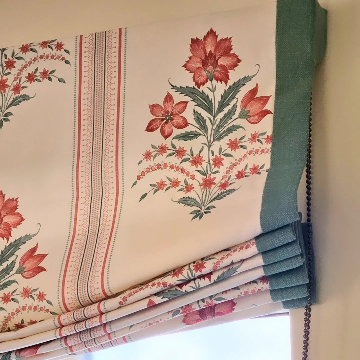 Relaxed roman blinds for @nels_eyreinteriors at their best here.

Perfect fabrics, drape and scale. When this style of roman blind are too wide you run the risk of losing lots of light and of the blinds feeling a bit unwieldy.  At the right size, the