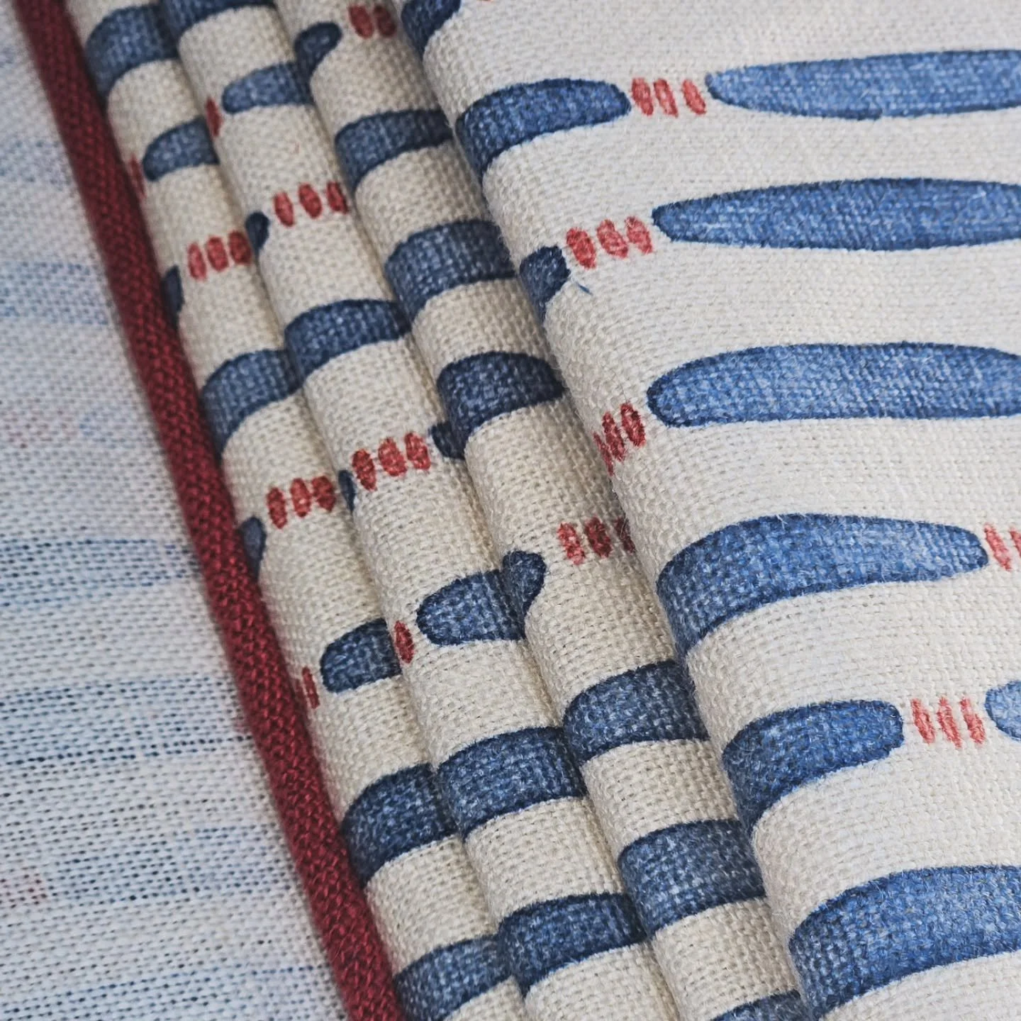 The contrast piping running along the bottom of these roman blinds turned out so well.  Loving this @linwood_fabric too.

Design by @duvoisindesign.

#bespokeblinds #handmadeblinds
#romanblinds
#madetomeasureblinds #duvoisindesign #countryfurnishings