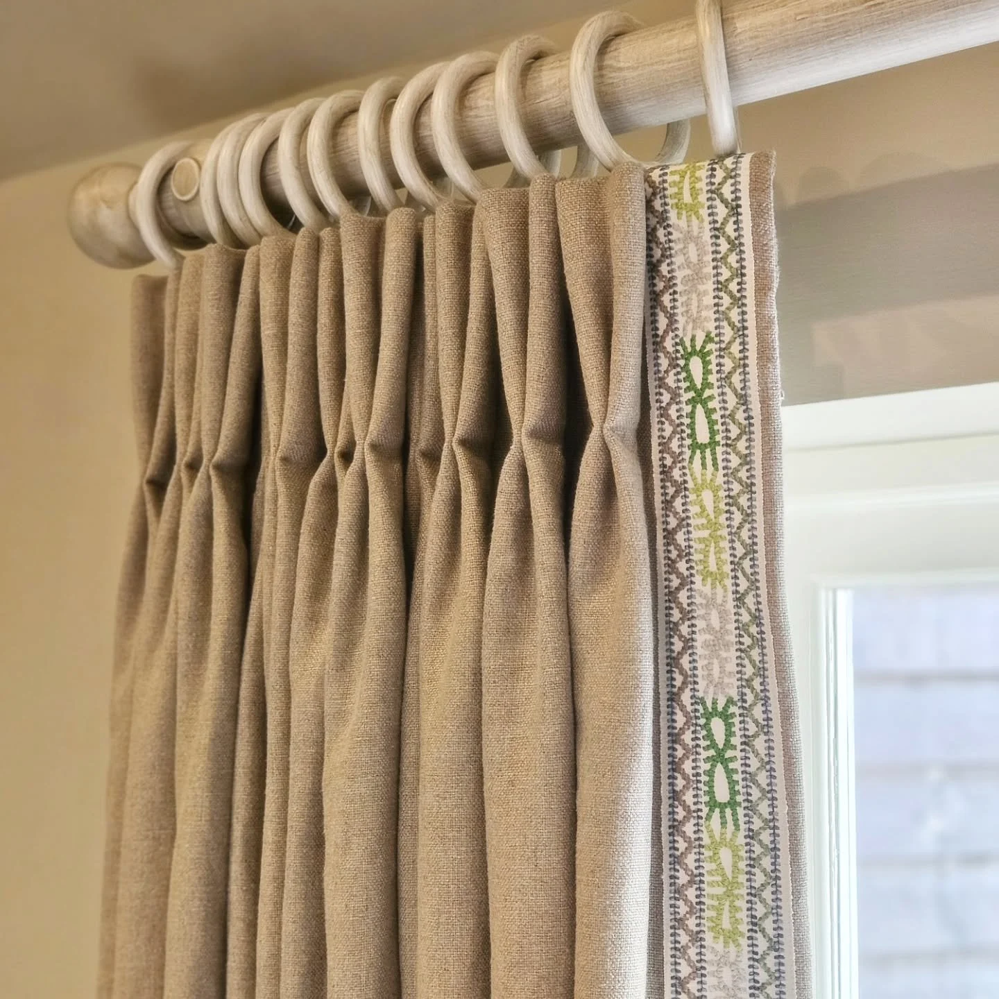 These curtains for @susiegreenwoodinteriors were the perfect addition to this very awkwardly shaped room.

Made in a light weave, softening without darkening the space.  The @christopherfarrcloth trim gives a subtle contrast and some understated stru