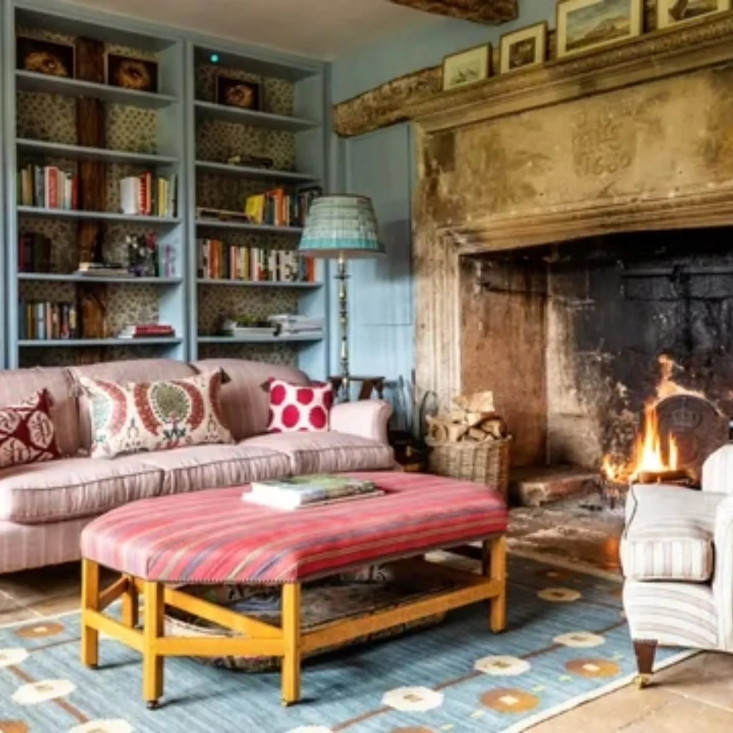 What are your plans for this weekend?  I'll be at various rugby and hockey fixtures in the rain but this inviting spot designed by @lucycunninghaminteriors is making me long for cosy afternoons hunkering down by the fire.

#autumncolours #cosyliving
