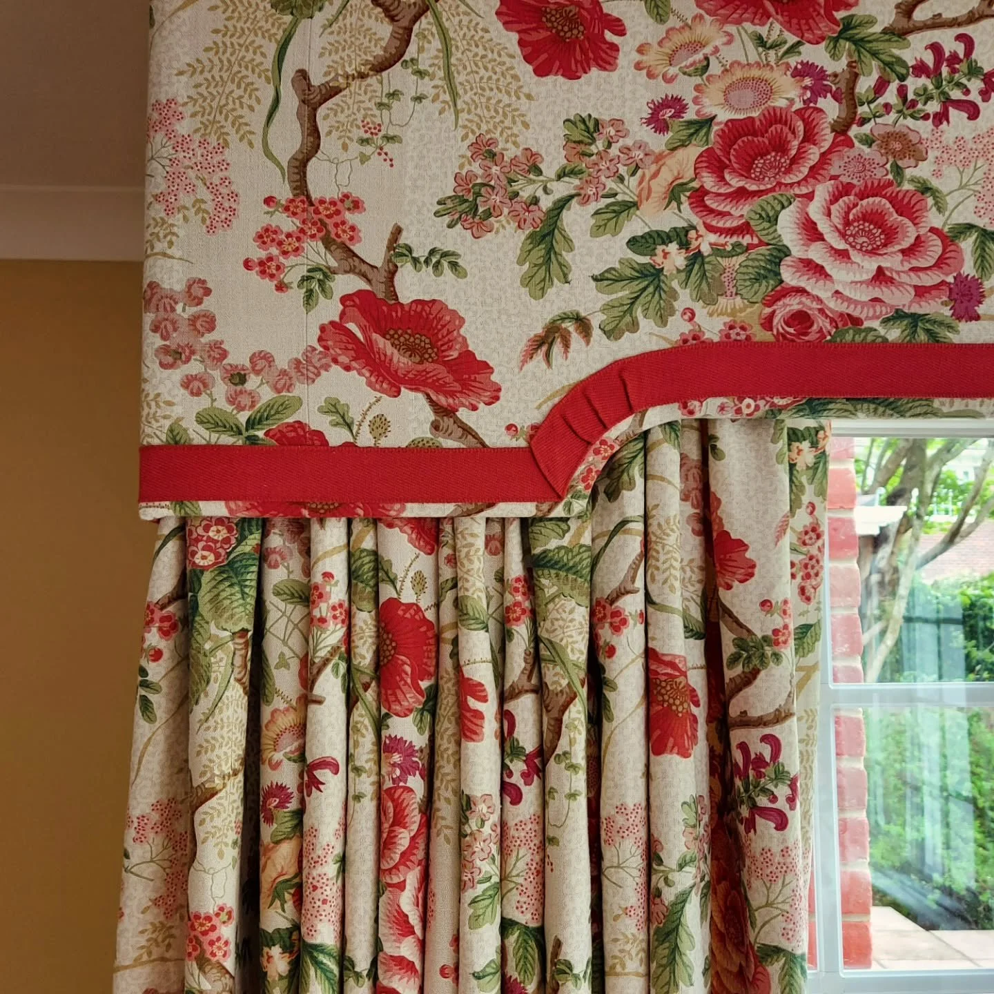 Upholstered pelmets can be the perfect finishing touch to a room but proportions are difficult to get right and they are not right for everywhere.

However, if carefully considered like this one for @lucindasanforddesign, they really frame a window, 