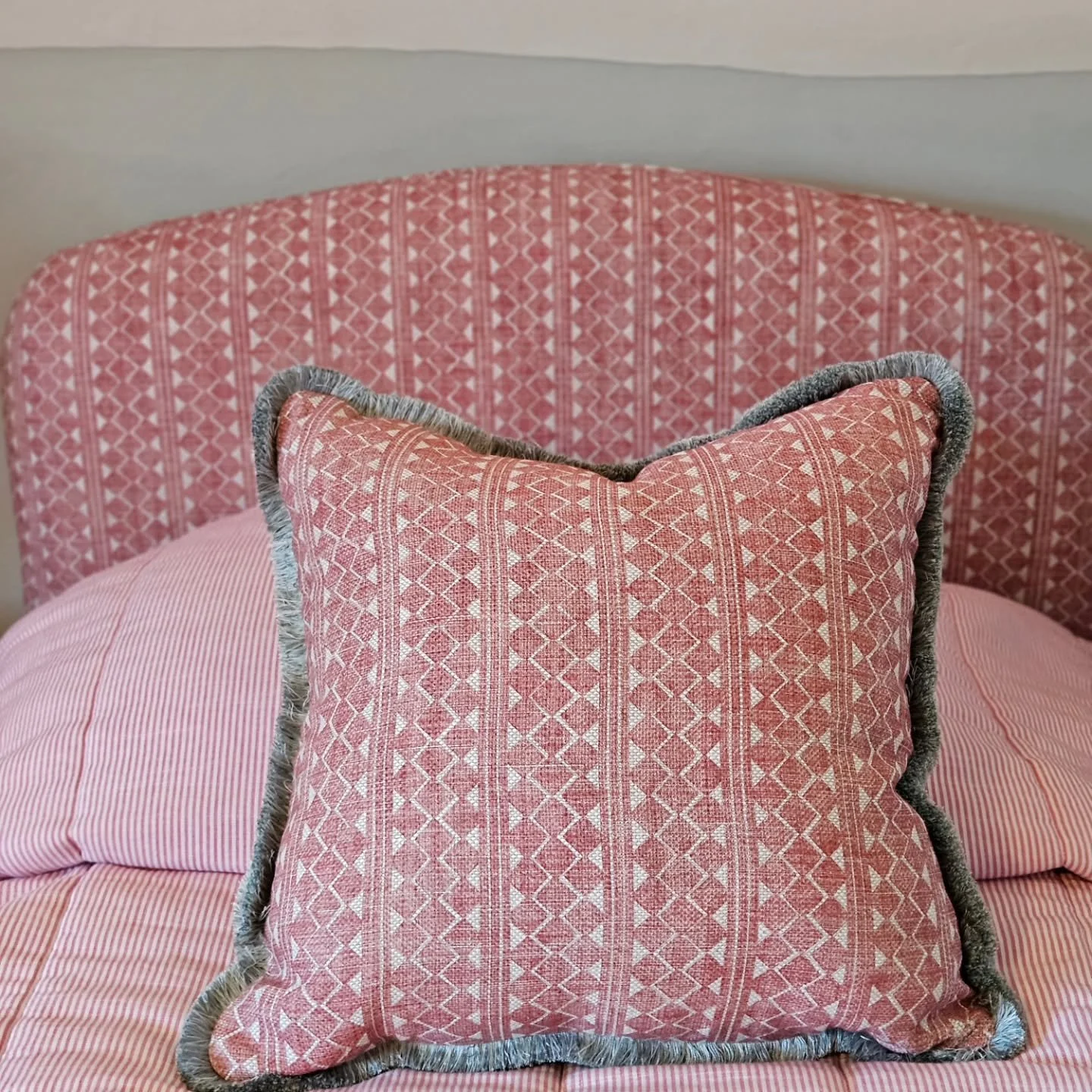 A few snippets from a girls bedroom we completed recently for @susiegreenwoodinteriors. 

#girlsbedroom #fermoie #lewisandwood #handmadecurtains #bespokeheadboard #cushions #countryfurnishings #curtainmaker #upholsterer