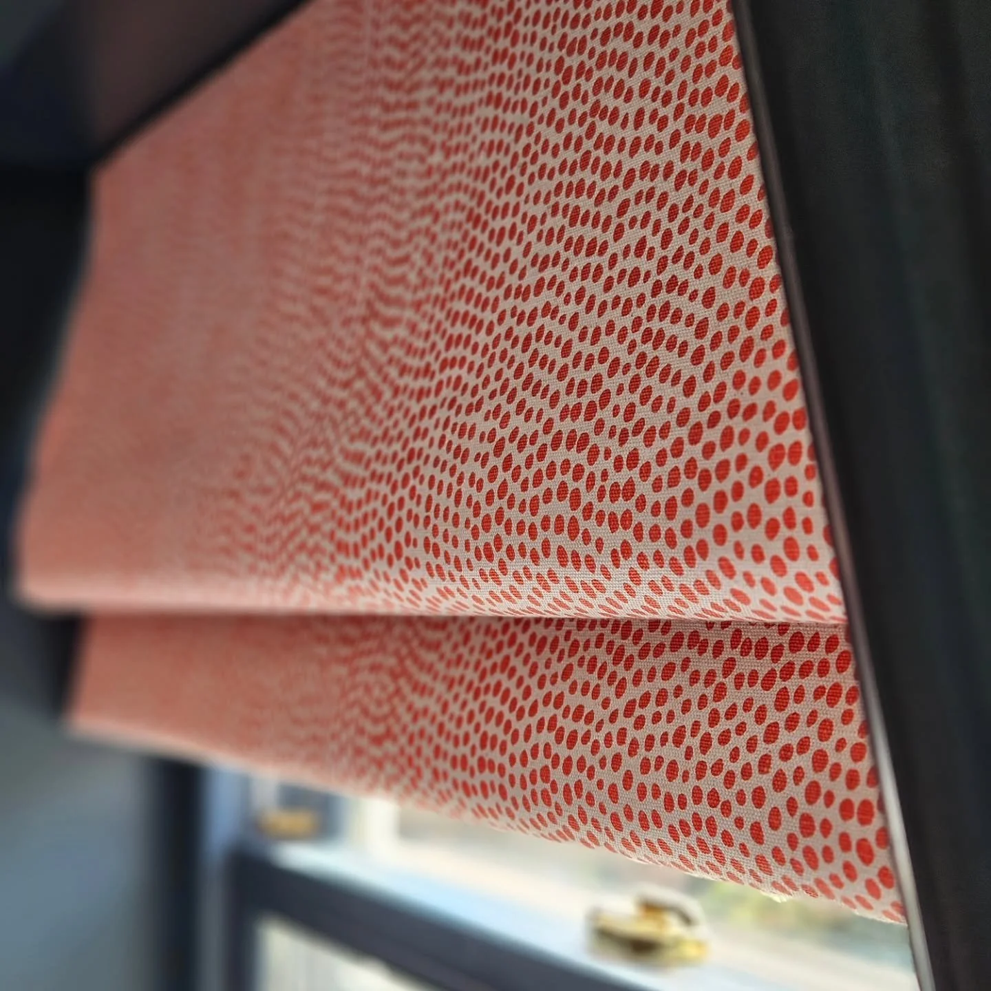 This @raptureandwright Dandaloo fabric really stands out on a roman blind fitted inside the painted recess.  What a treat to see it still looking so lovely years after it was made.

#raptureandwright
#dandaloo
#romanblinds #headrails #handmadeblinds 