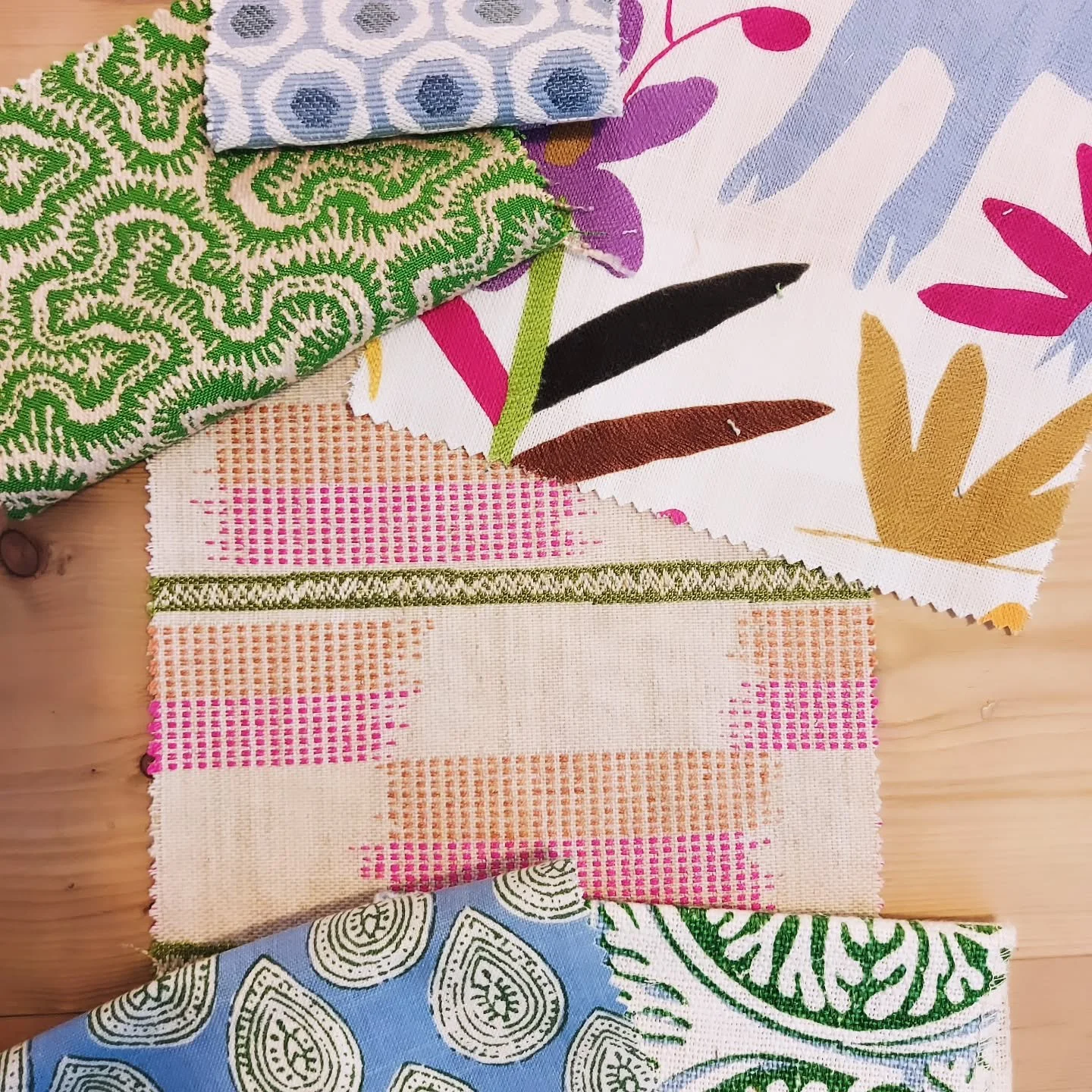 This is going to be one colour-filled, fabulous bedroom.

#roomtransformation #fabricsourcing #roomscheme #bedroomdesign #interiorinspo #countryfurnishings #curtainmaker #upholsterer #andrewmartin #thibaut #christopherfarrcloth #linwood #janechurchil