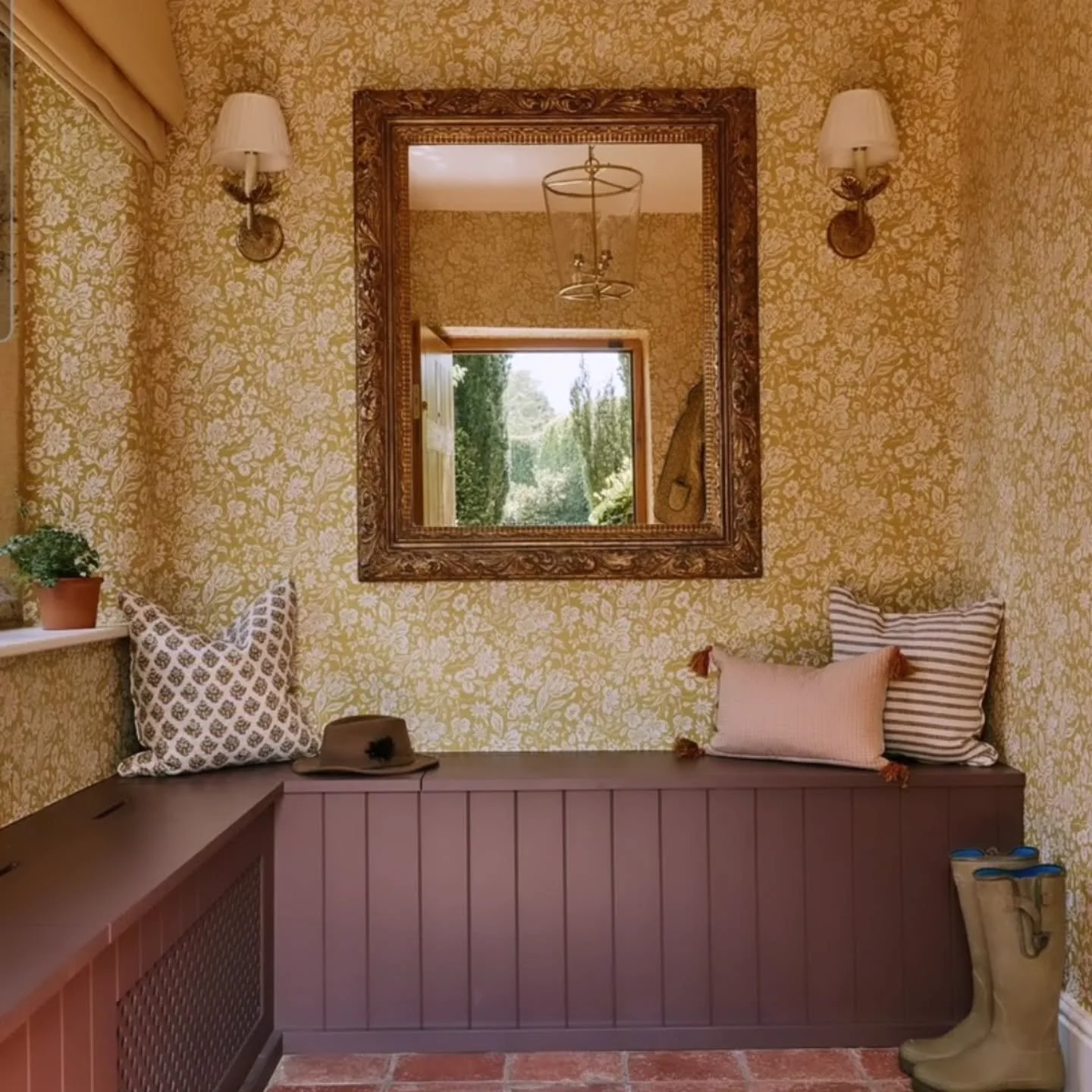 Isn't this just the chicest spot for your wellies.  What a lovely first impression at this home designed by @lucycunninghaminteriors .

#lucycunninghaminteriors #entrancehall #first impressions #countryhouse #bespokeromanblinds #countryfurnishings #c