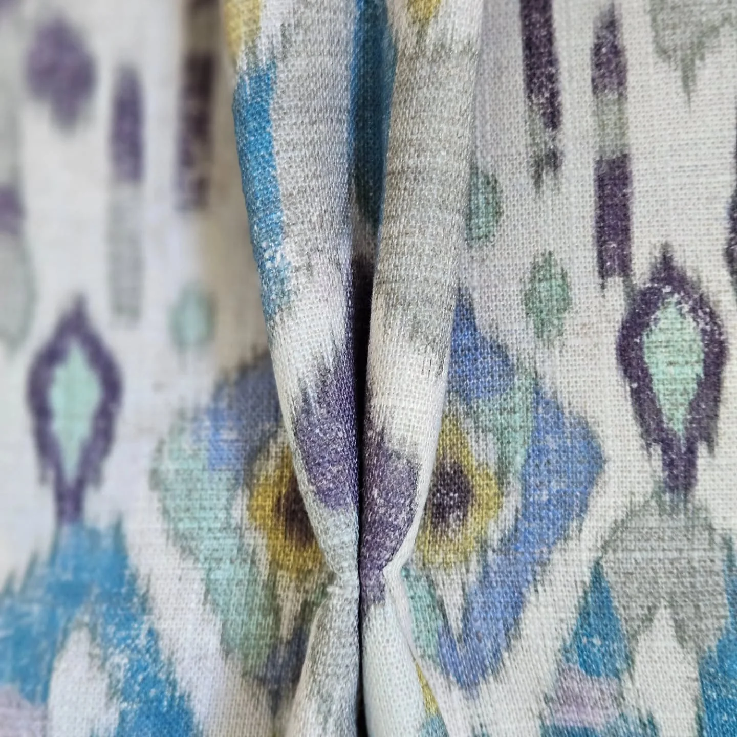 Close up of the heading on a curtain with double pinch pleats destined for a shepherd's hut.  Can't wait to see them in situ.  This photo also doesn't do justice to the lovely @janechurchillfabrics fabric.

#janechurchill #curtainheadings #CurtainLov