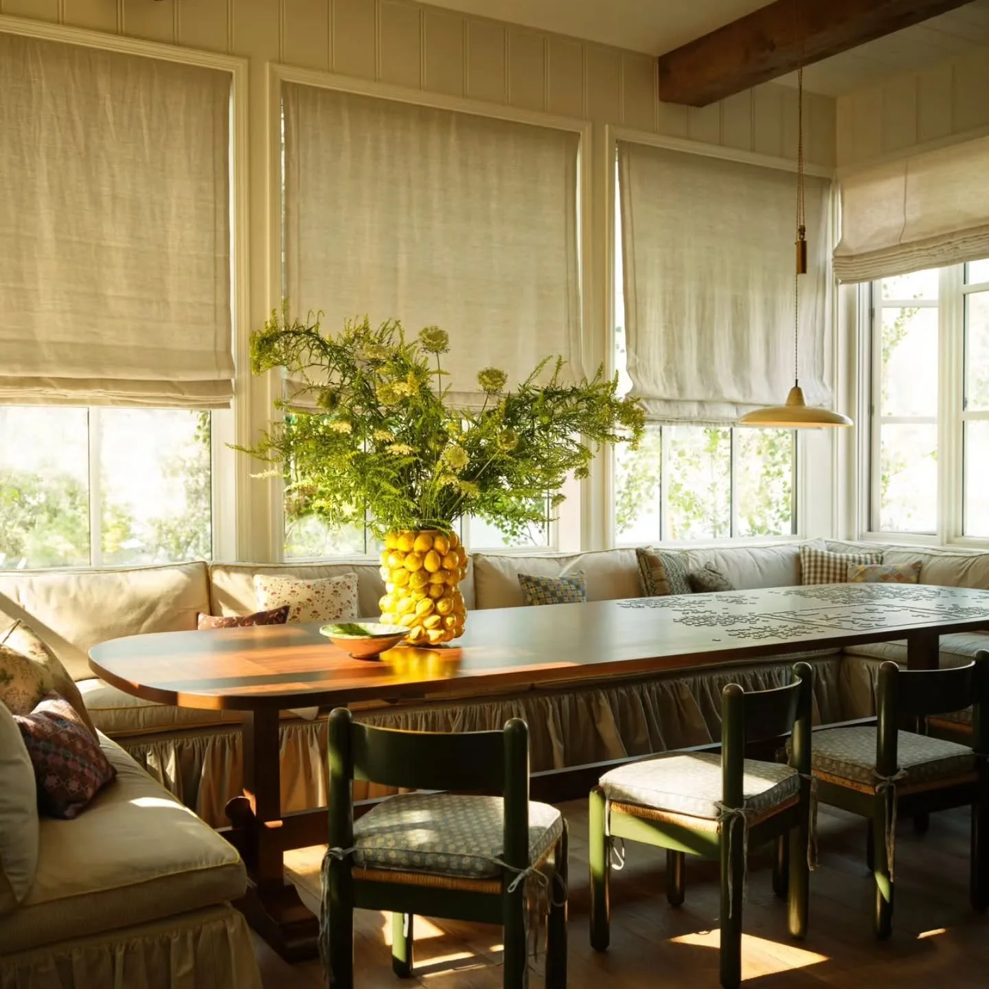 Loving Kendall Jenner's mountain home in @archdigest.&nbsp; Bravo @heidicallierdesign.&nbsp; Lived-in, cozy and chic. 

Now off to search for my very own "Airstream Bambi"...

#kendalljenner #mountaingetaway #heidicallierdesign #archdigest 