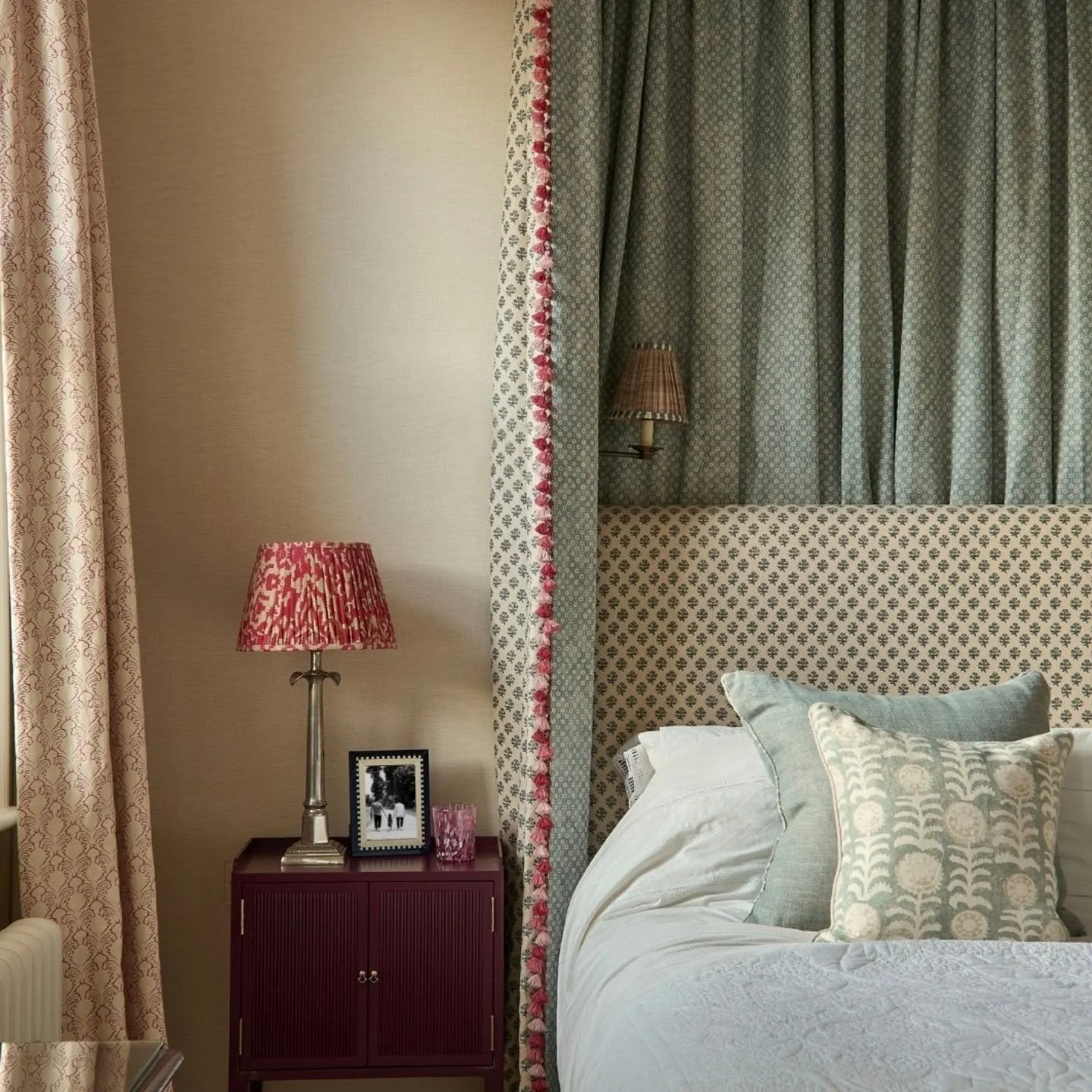 Sharing a couple of photos of a half tester and headboard we made for @georgiewykehamdesigns.  Such a lovely combination of fabrics and trimmings.

As ever scale is particularly important with bed treatments like this.  Get it wrong and it can either