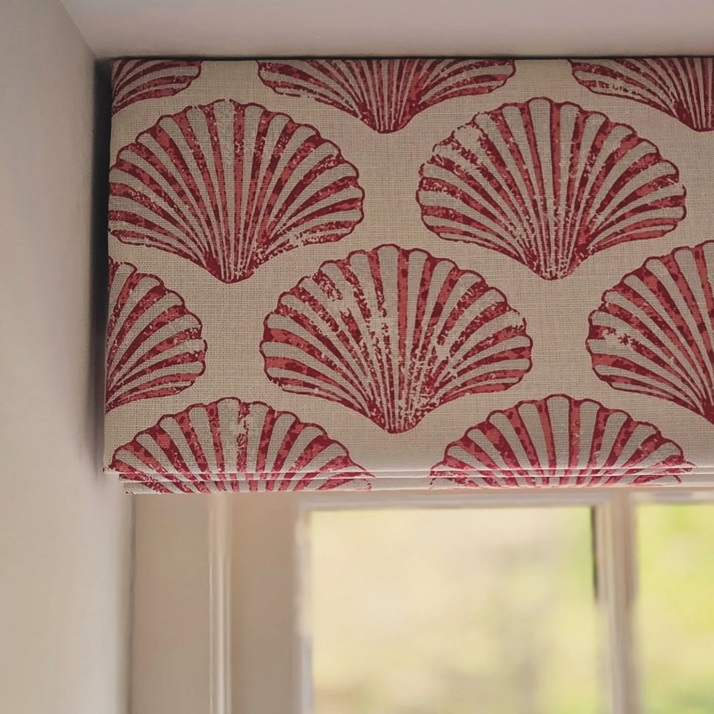 Year round summer vibes with @barnebygates Scallop Shell fabric for this bathroom blind.

#barnebygates #shellfabric #countryfurnishings #handmaderomanblind #romanblind