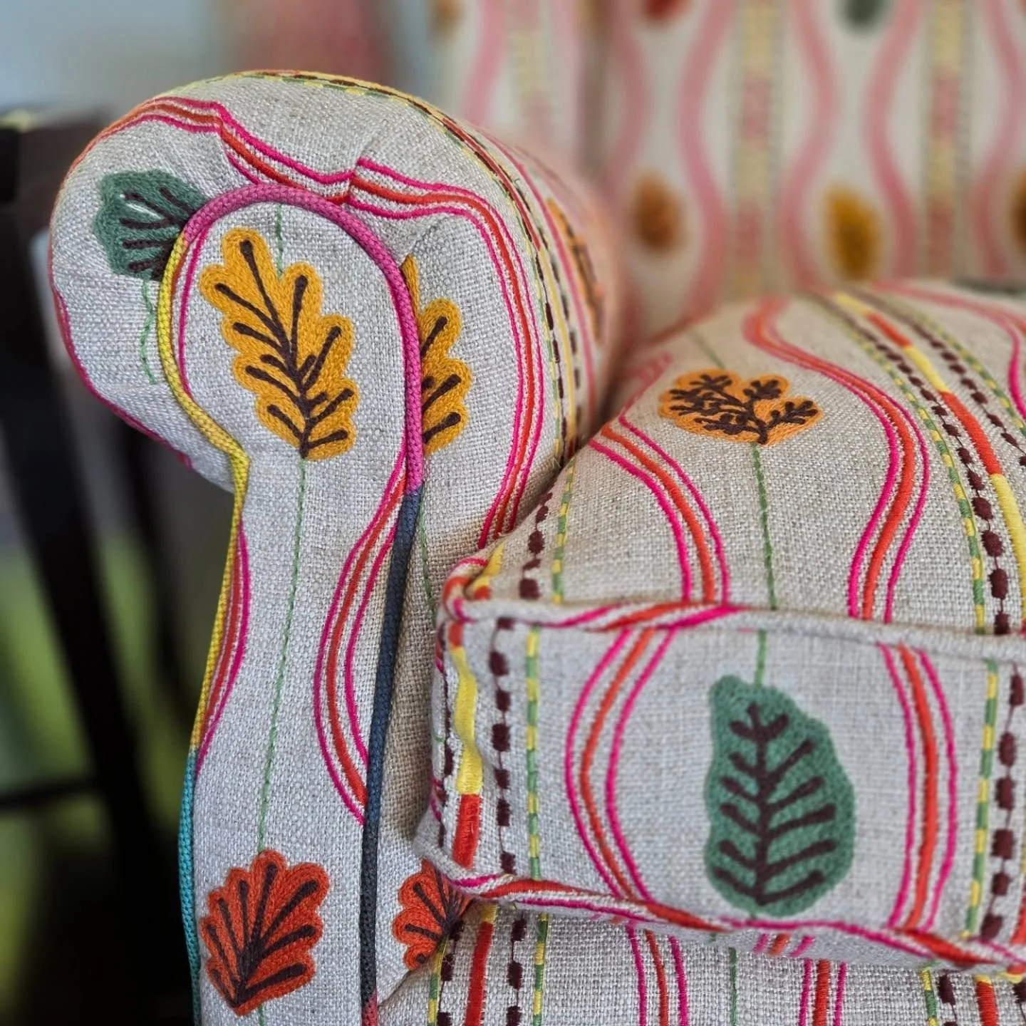 A real showstopper of a chair recovered in fabrics from @christopherfarrcloth and @andrewmartin_int . This was a hard one to let go!

#countryfurnishings #upholsterer #andrewmartin #christopherfarrcloth