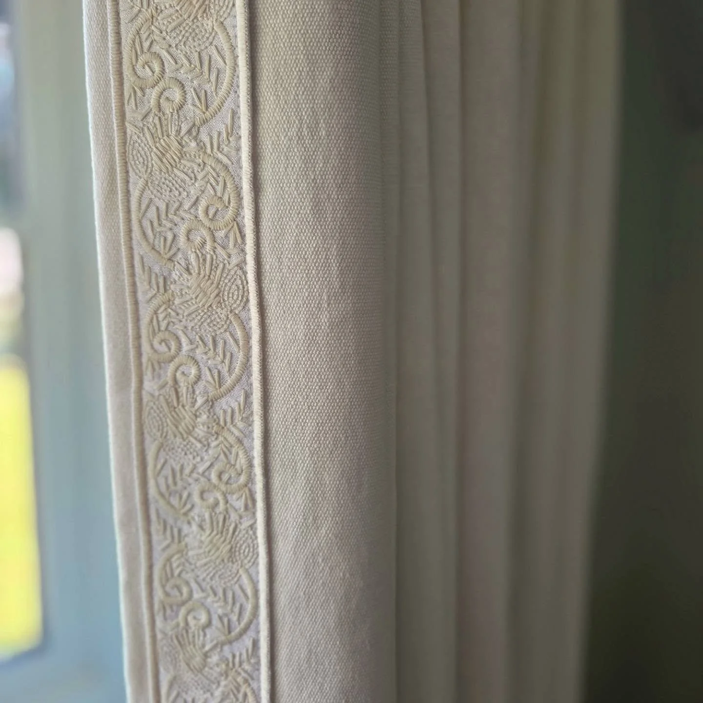 Simple, elegant bedroom curtains for @georgiewykehamdesigns, using this @clothshoplondon braid along the leading edges. 

These just go to show you don't have to go for a bold, patterned fabric and lots of colour to make something feel interesting an
