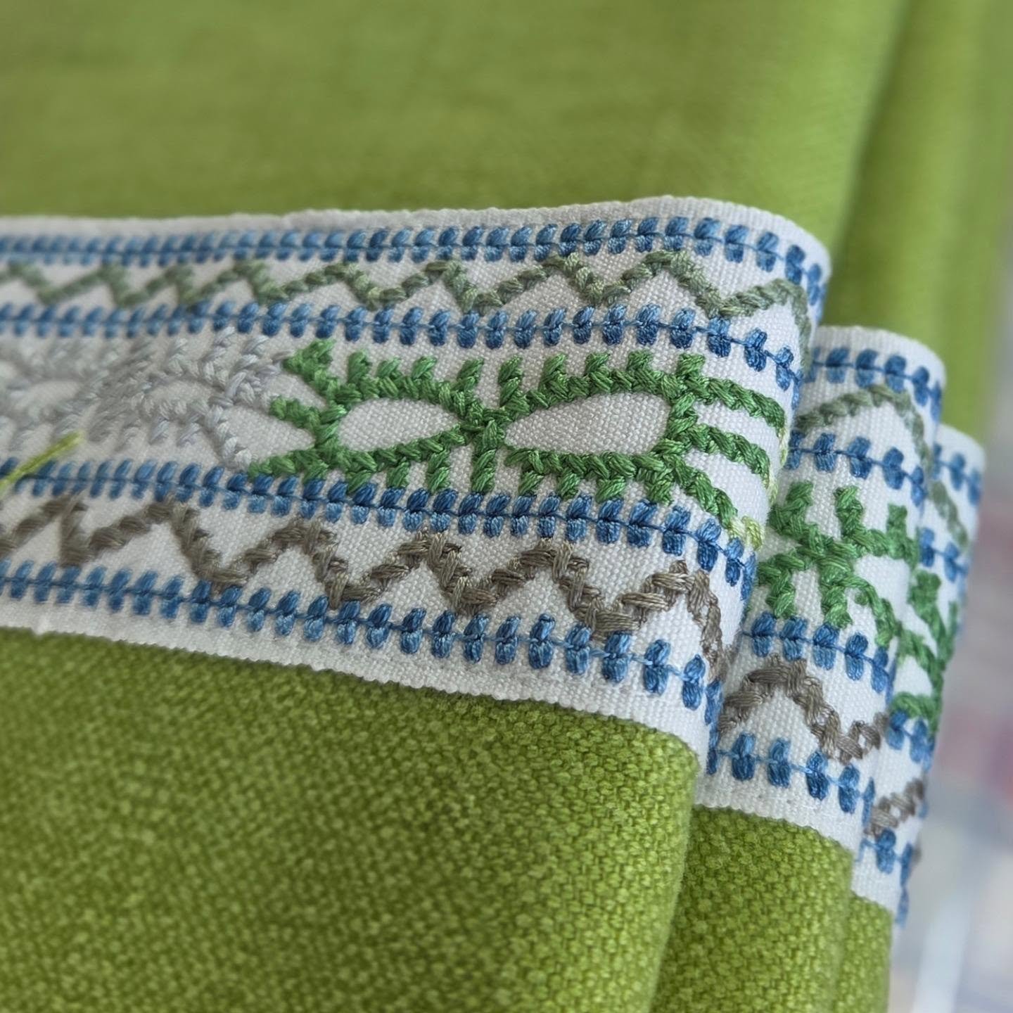 A wonderfully zingy roman blind with this fabulous @christopherfarrcloth braid running down both sides and side tabs to hide the headrail mechanism.  This is a great example of what makes something truly bespoke really worthwhile.

#beapokeromanblind