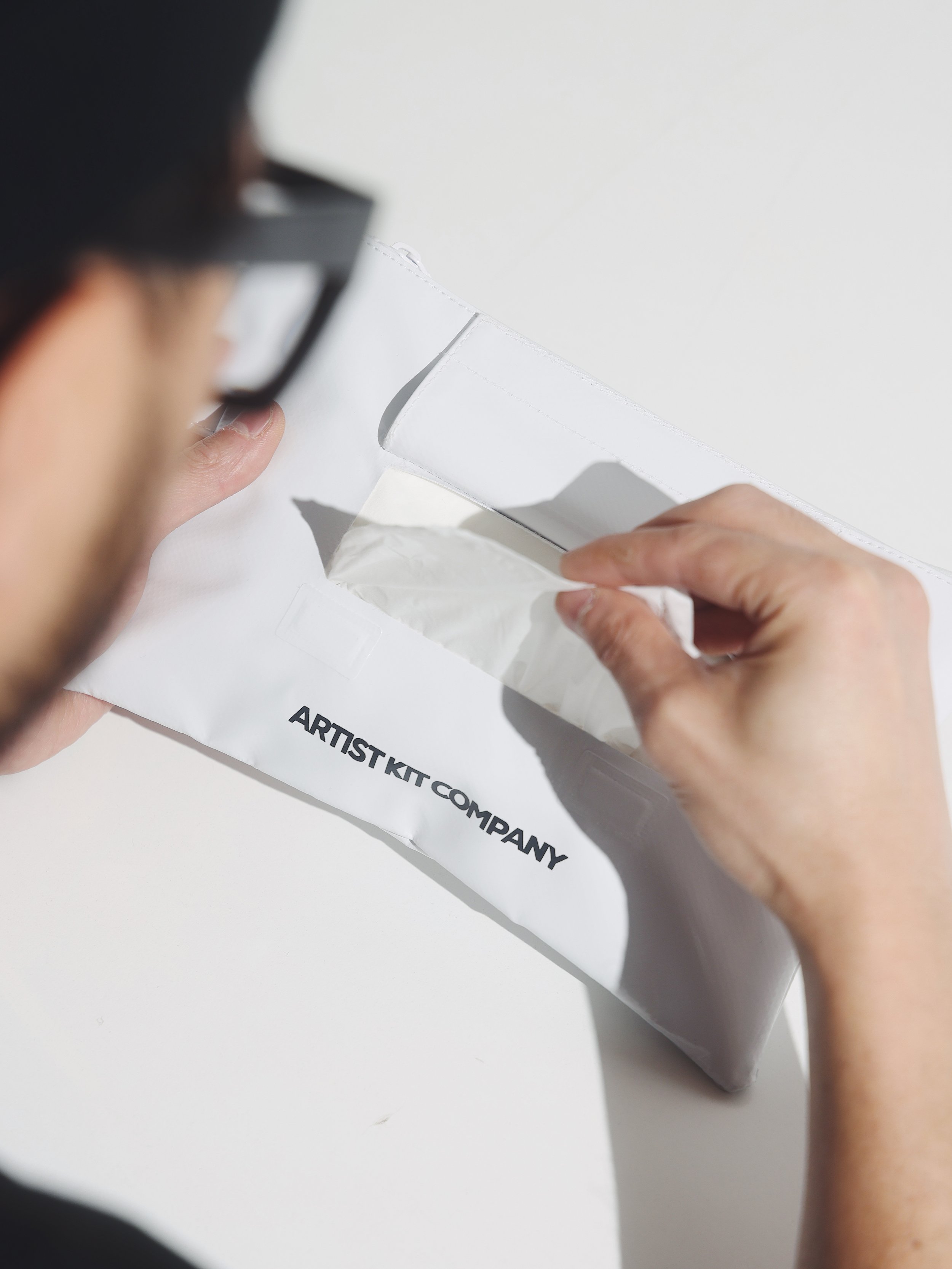 Magnetic Tissue Pouch. Artist Kit Company-3.JPG