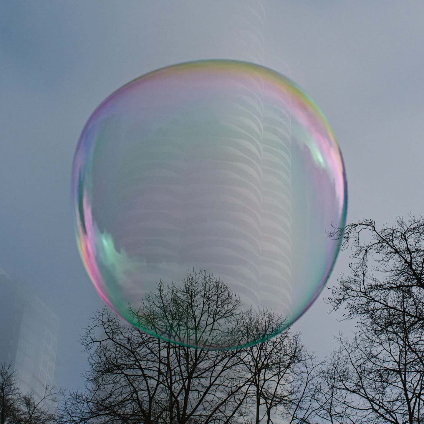 Today I finally got to take some photos of the giant bubbles in the park! I wrote the reminder in my phone about it last July and I see the guy that makes them there almost every week, but I&rsquo;ve never managed to have a minute to go hang out. 
Bu