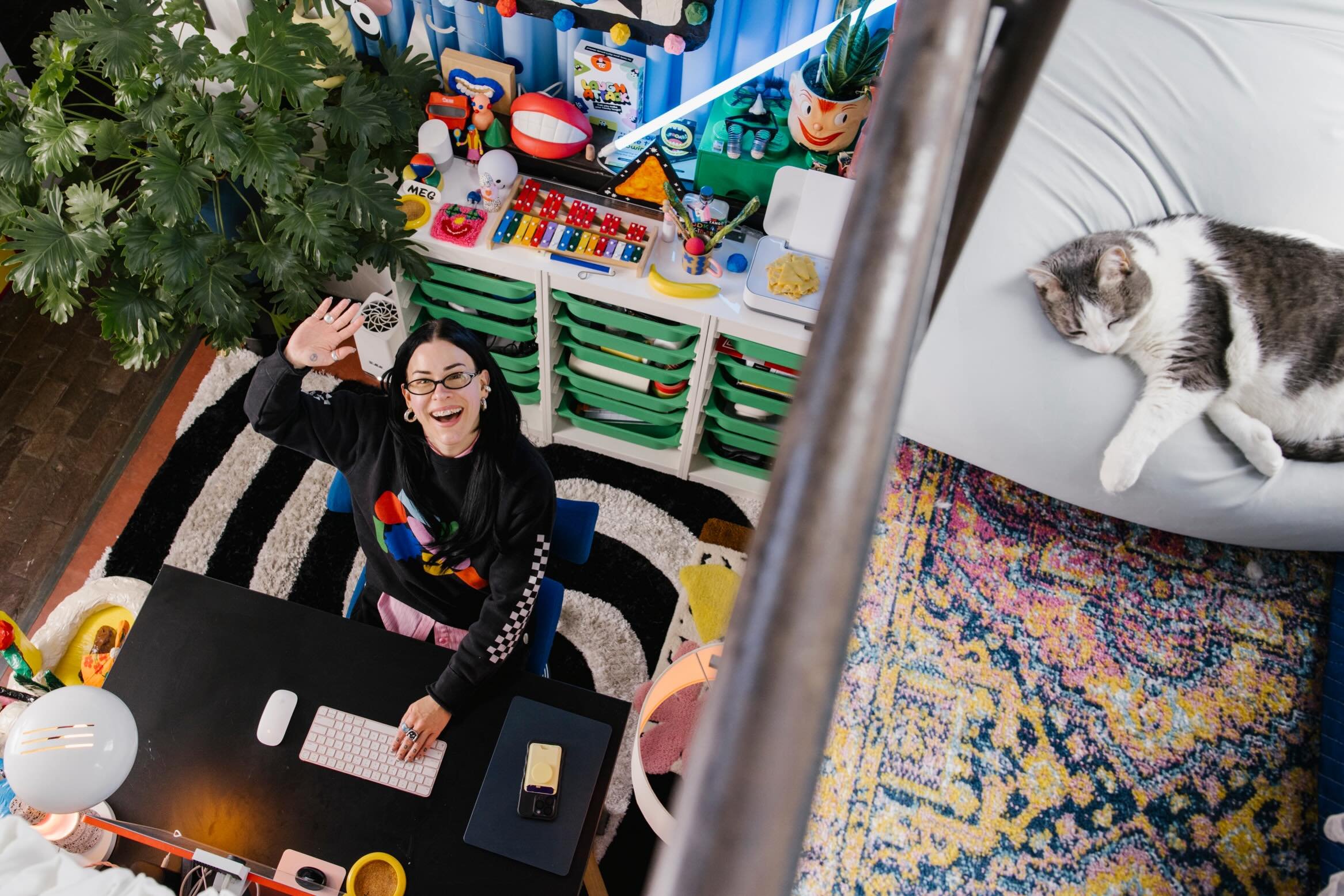 Meg + I hung out in Philly and took some photos in her space and with her toilet before it headed off to a show 🚽

Thanks @yourbuddymeg!! 11/10 walkabout 👏