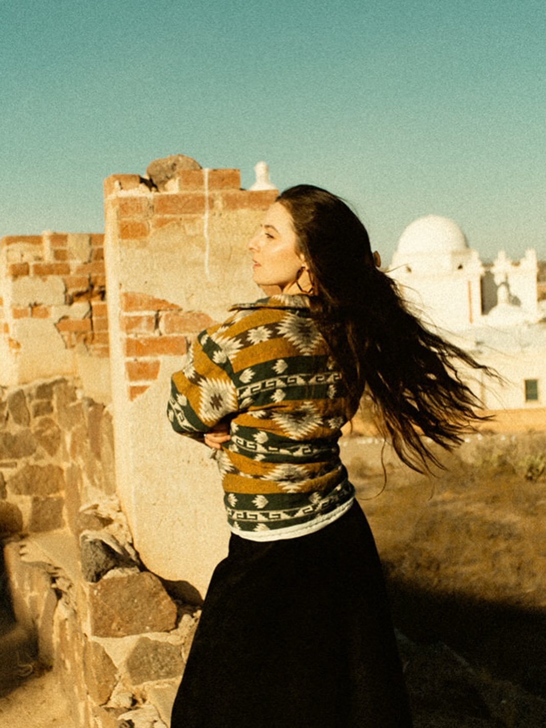 Open window spilling light&hellip;
A hundred birds in sudden flight 🕊️
.
.
.
Photo by @natiacinco 
.
#folk #americana #western