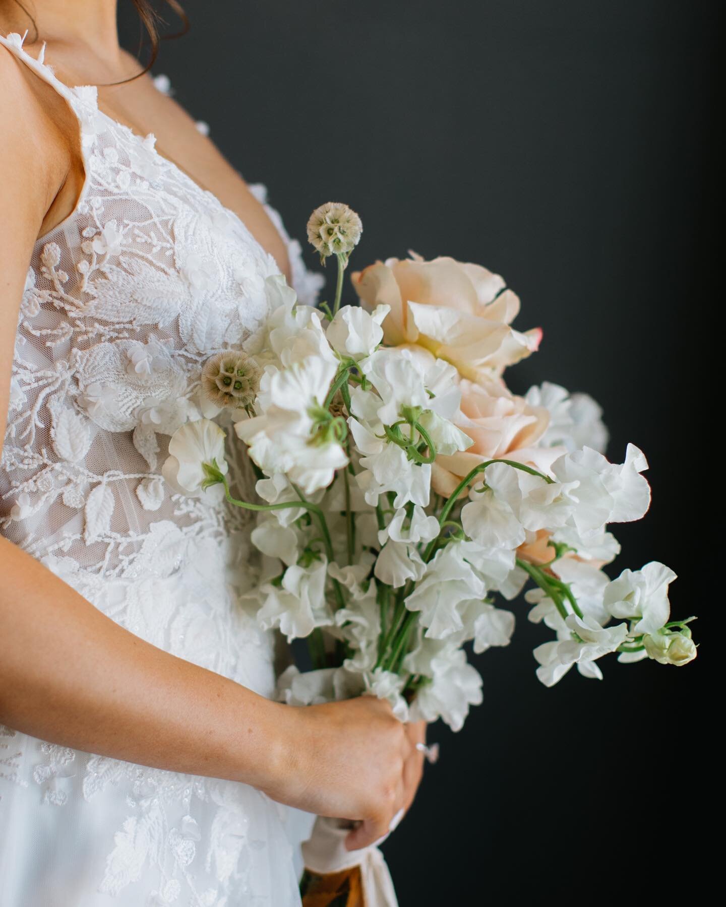 Elegant🌸
.
.

Planning and Design @brittwarnickdesigns
Floral @sticks.stems and @bransonmaxwell.photo
Venue @snowpinelodge
Model @jacquelyn.paige
Dress @utahbrideroom
Jewelry @jbrooksjewelers