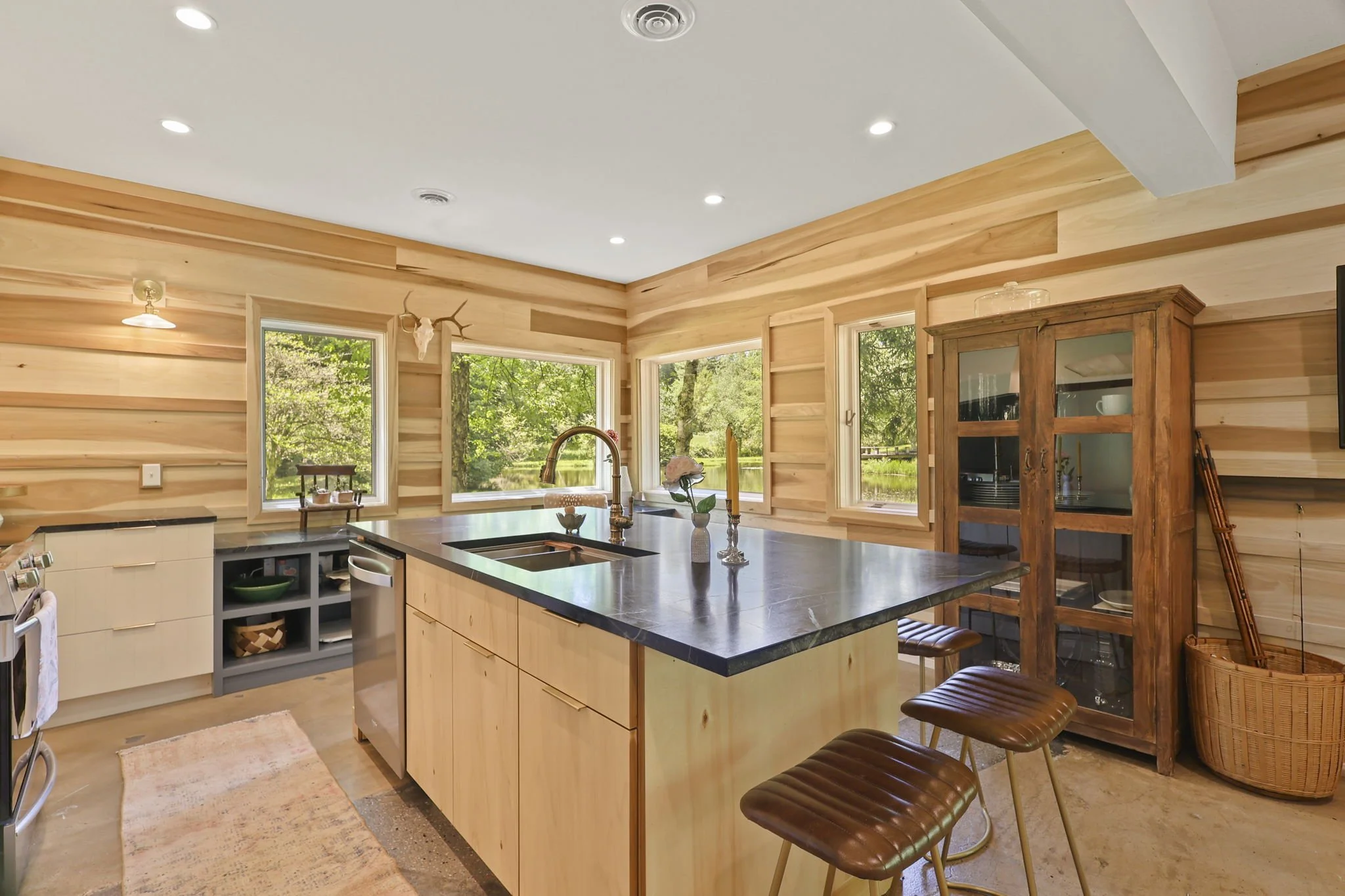 190-web-or-mls-829-wonderland-trail.jpg