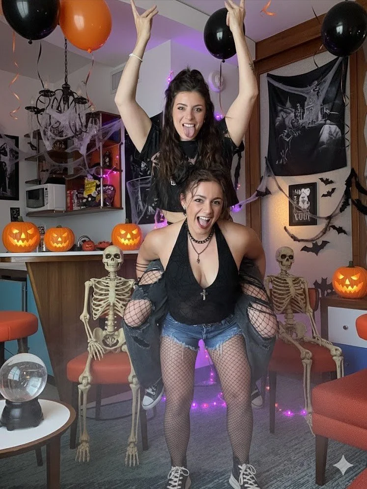 Screaming, laughing, and running for our lives &mdash; just bestie things 🖤🎢👯&zwj;♀️ #universal #halloweenhorrornights