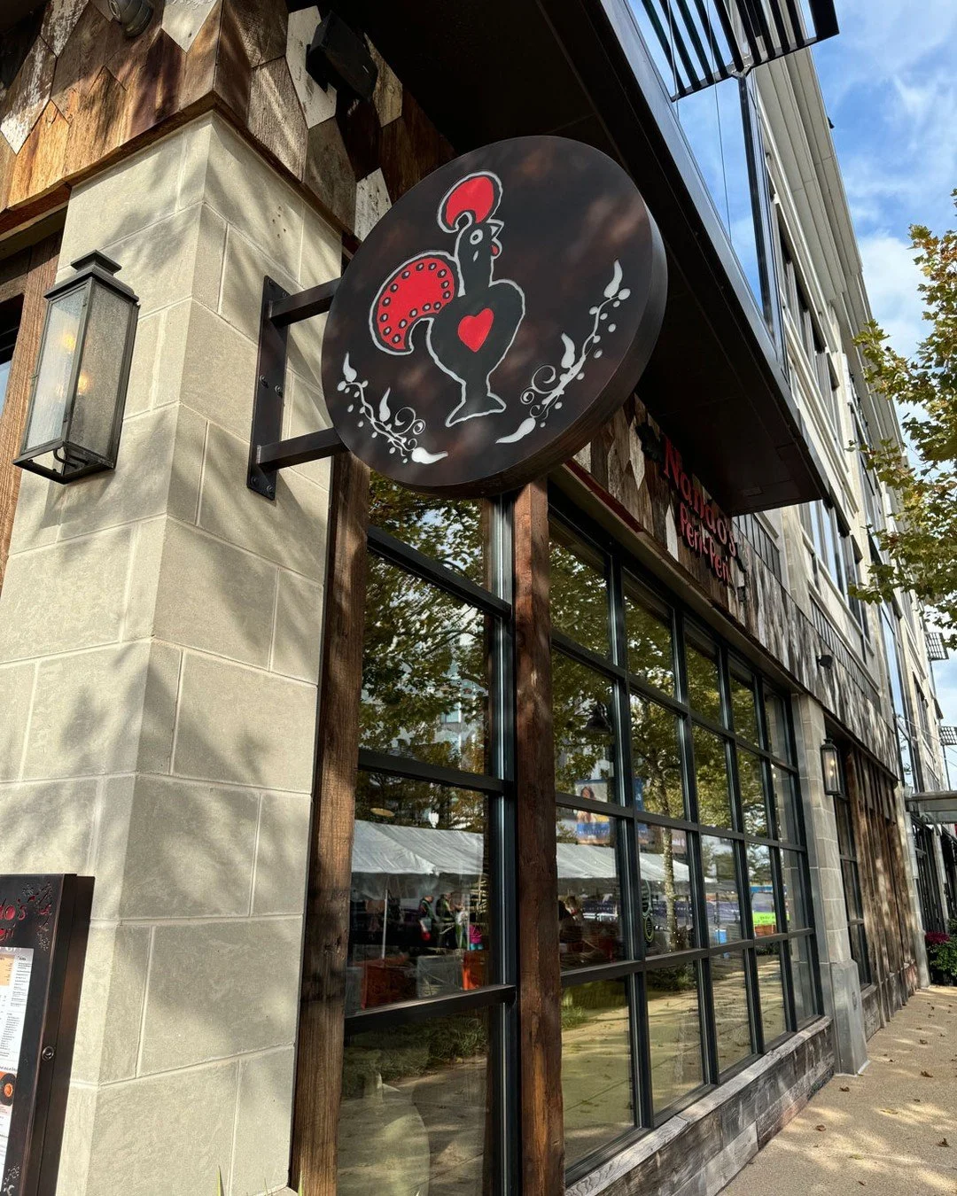 Fall weather + flame-grilled chicken = The limited-time craveworthy Garlic BBQ flavor at @nandosusa is chef&rsquo;s kiss. Whether you&rsquo;re team extra hot or lemon &amp; herb, there&rsquo;s no wrong way to spice up your season. 

Pro-tip: try with