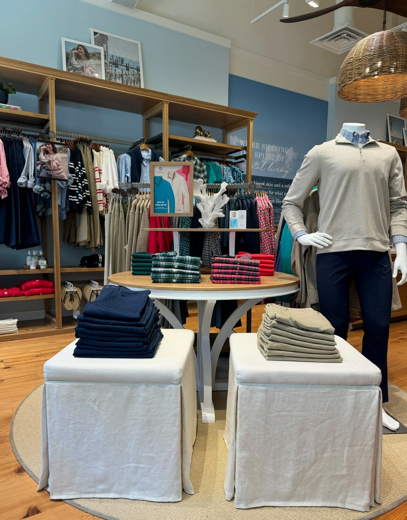 If you&rsquo;re gifting the guys this year, @southerntide makes it easy. Think winter layers, crisp button-downs, polished polos, and classic pieces he&rsquo;ll actually want to wear. Perfect for dads, husbands, brothers, and anyone who appreciates g