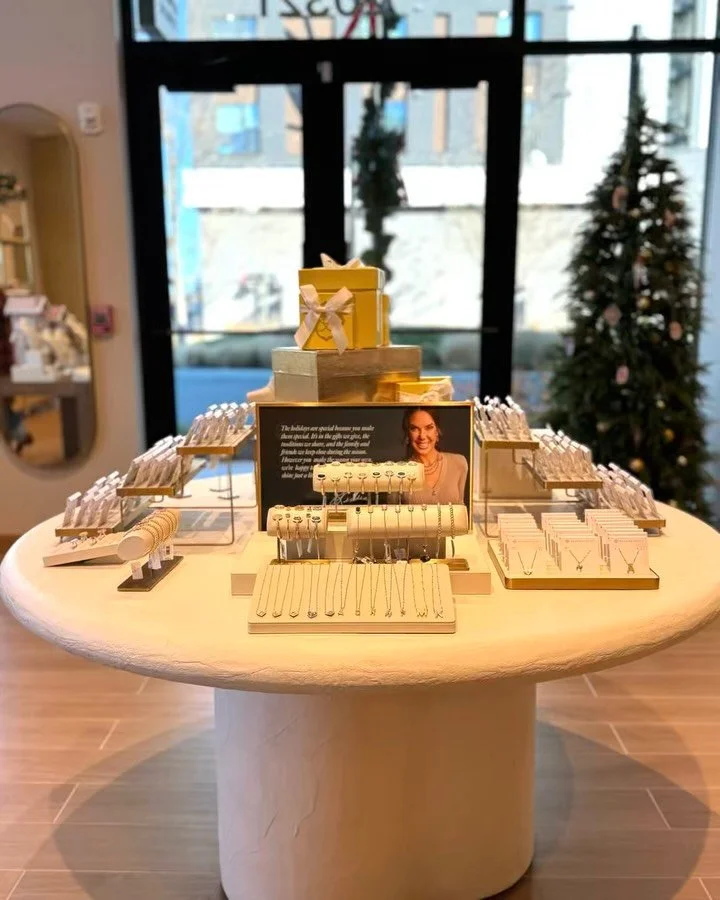 We&rsquo;re ending the year with a giveaway worth signing up for.

Three lucky winners will receive:
 ➡️ @kendrascott Elisa Mother of Pearl necklace and coupon for a FREE color bar party.
 ➡️ $50 @cloudfizzco voucher for a digital gift card.
 ➡️ $50 