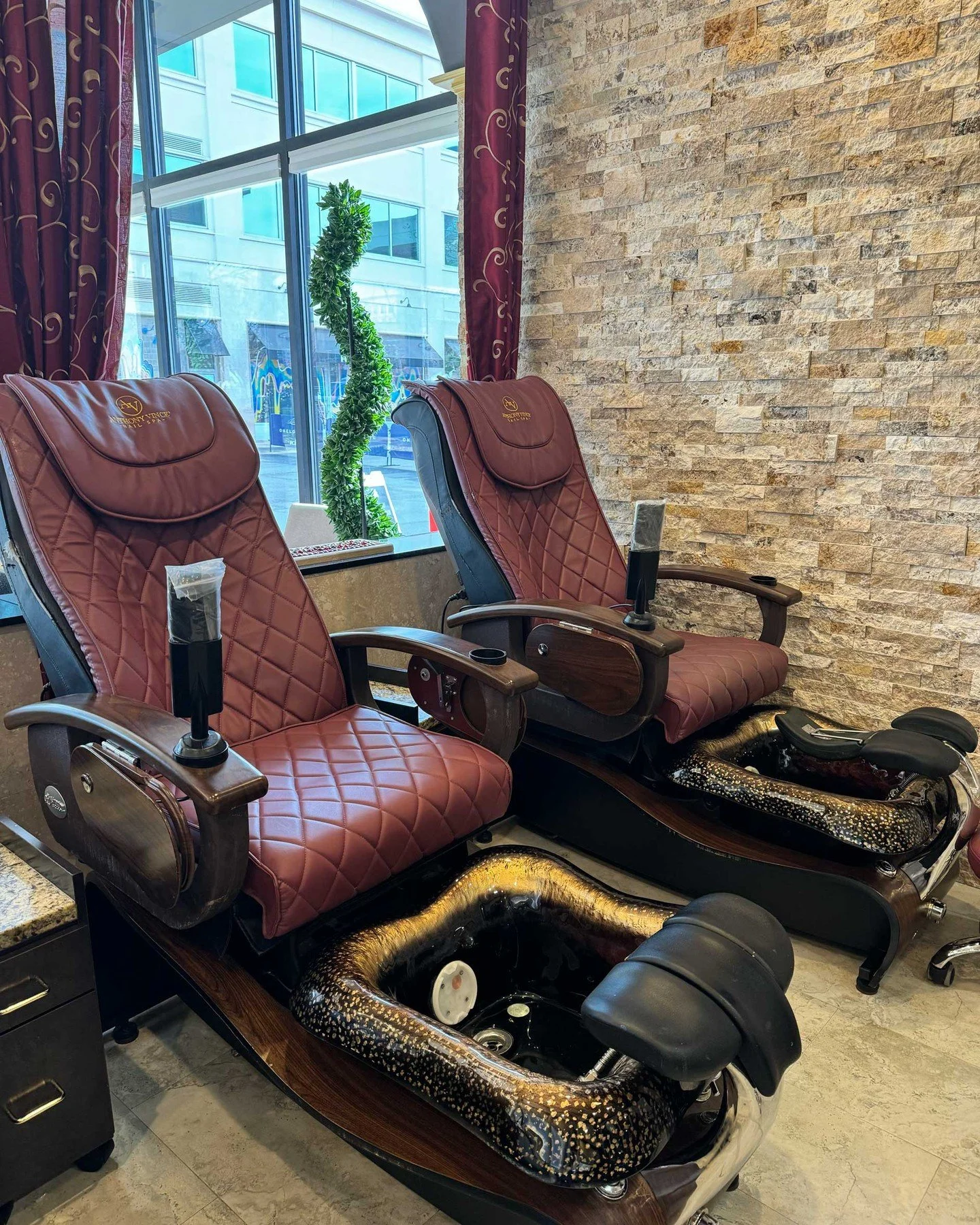 New year, same promise: keep a fresh mani in rotation@avnailspa_oneloudoun makes it easy to stay on top of your mani and pedi, because your nails are an accessory and a little pampering goes a long way. You deserve it.