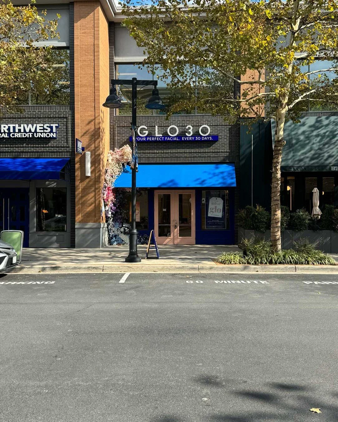 @glo30ashburn_one_loudoun is a Valentine&rsquo;s gift that feels personal and practical in the best way. Their SmartGLO facial starts with an AI skin analyzer so the treatment is tailored to what your skin needs, and they also offer services like Nan