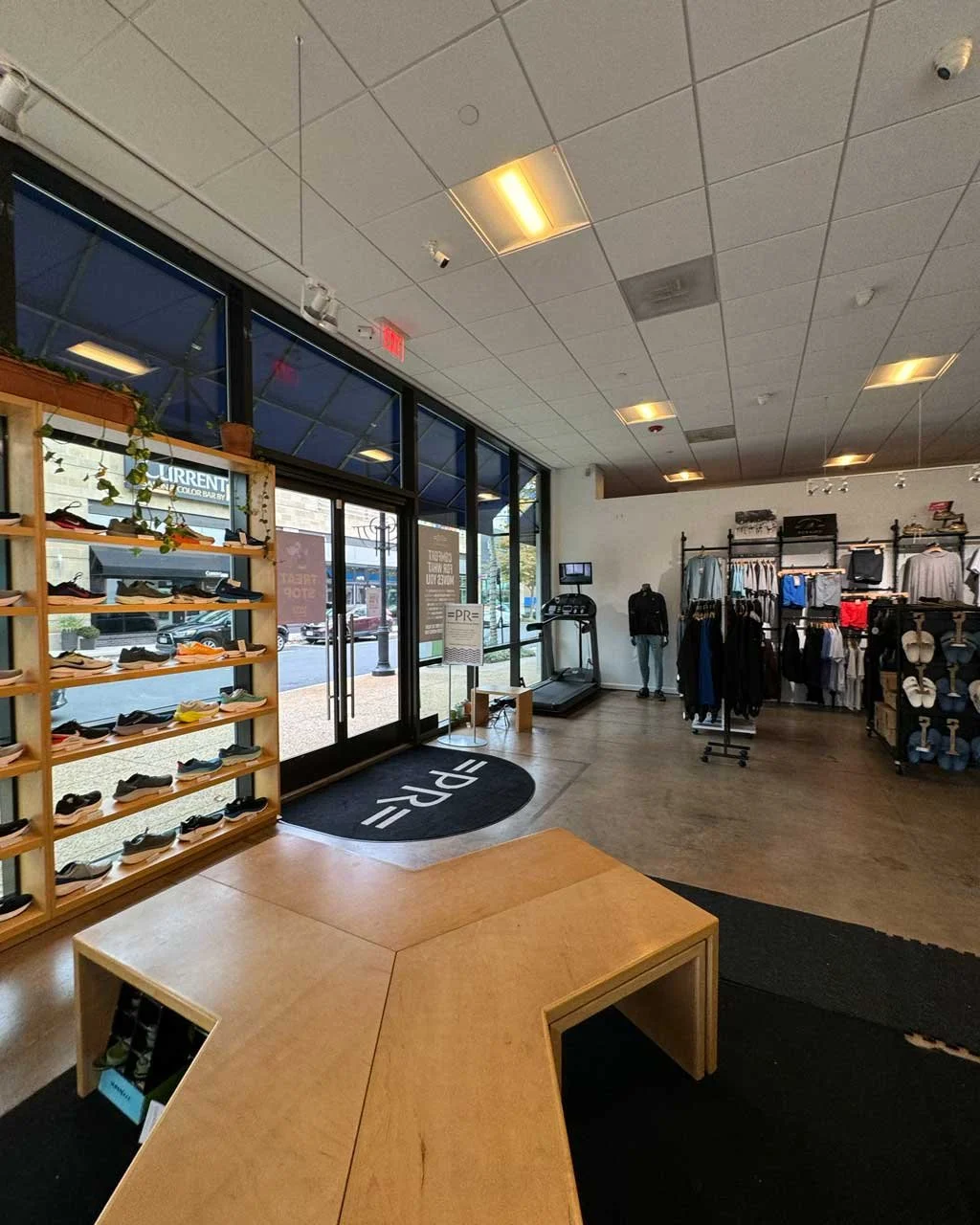 Most people don&rsquo;t realize they&rsquo;ve been wearing the wrong shoe until they try the right one.

@prrunandwalk actually shows you the difference. They scan your feet, watch how you move, and then walk you through options that match your strid