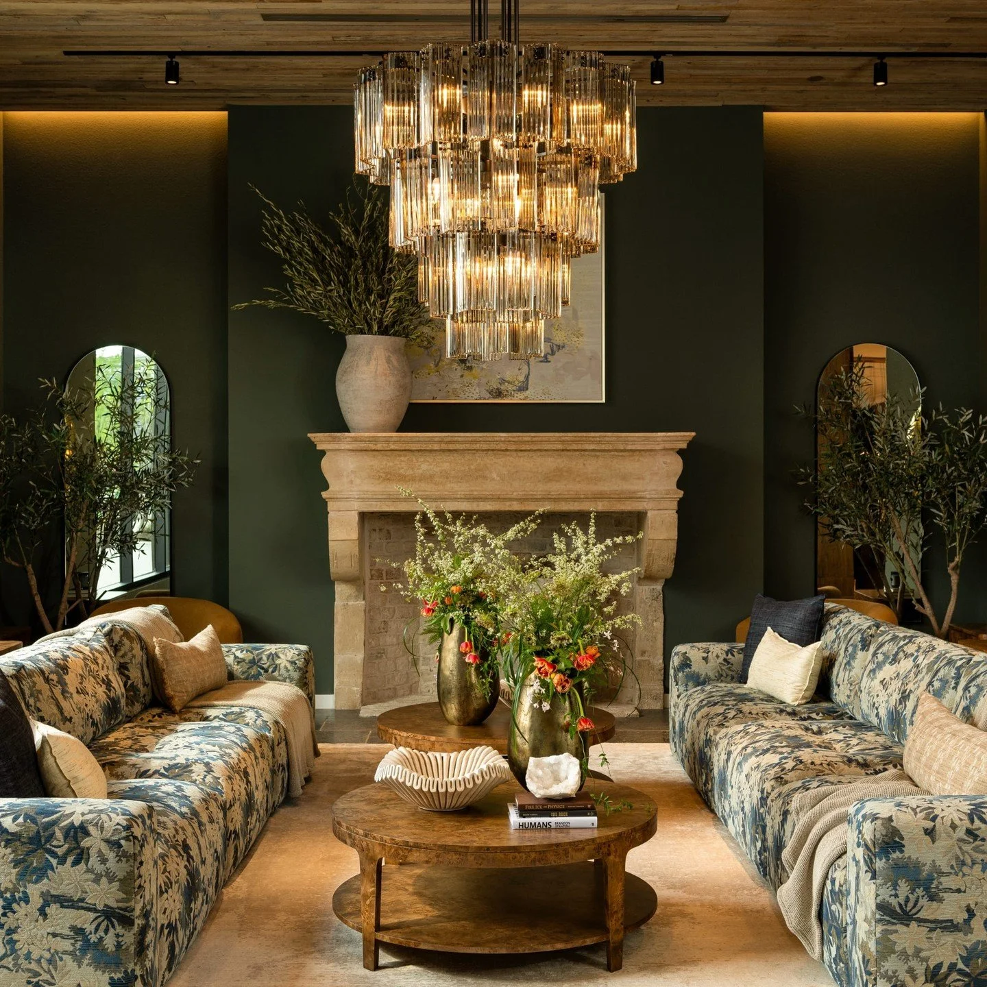 In case you haven&rsquo;t stopped by yet&hellip; @Arhaus is now open at #OneLoudoun. 👀
Think artisan-crafted furniture, cozy textures, and pieces that instantly elevate your space.