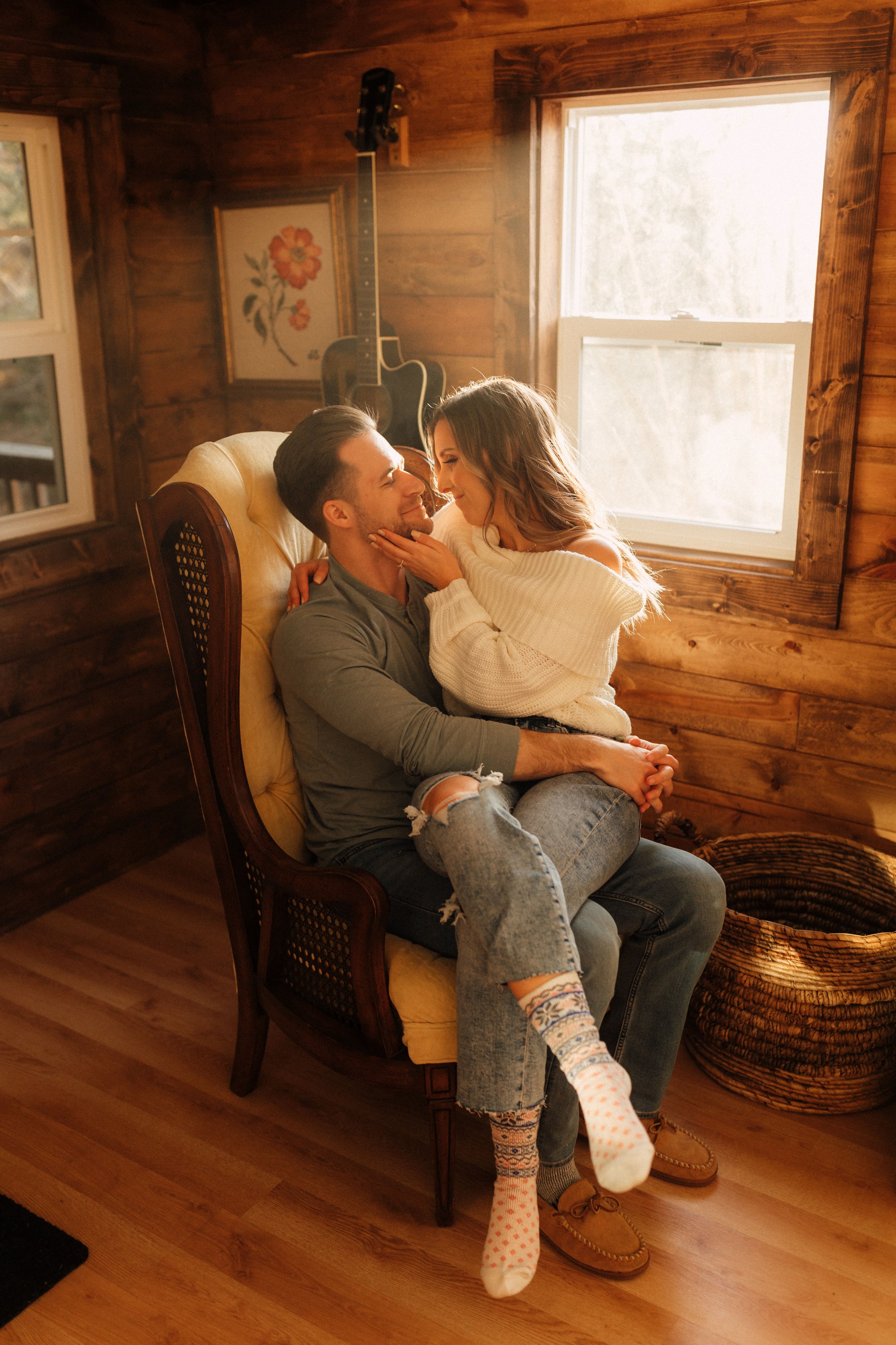 Laura_Ben_Engagment_Session_Winterset_Des_moines_Iowa_Couples_Photographer_Iris_Aisle_Cabin_Conservatory_Candid_Snow_Day_Winter_KMP_Photography-0411.jpg