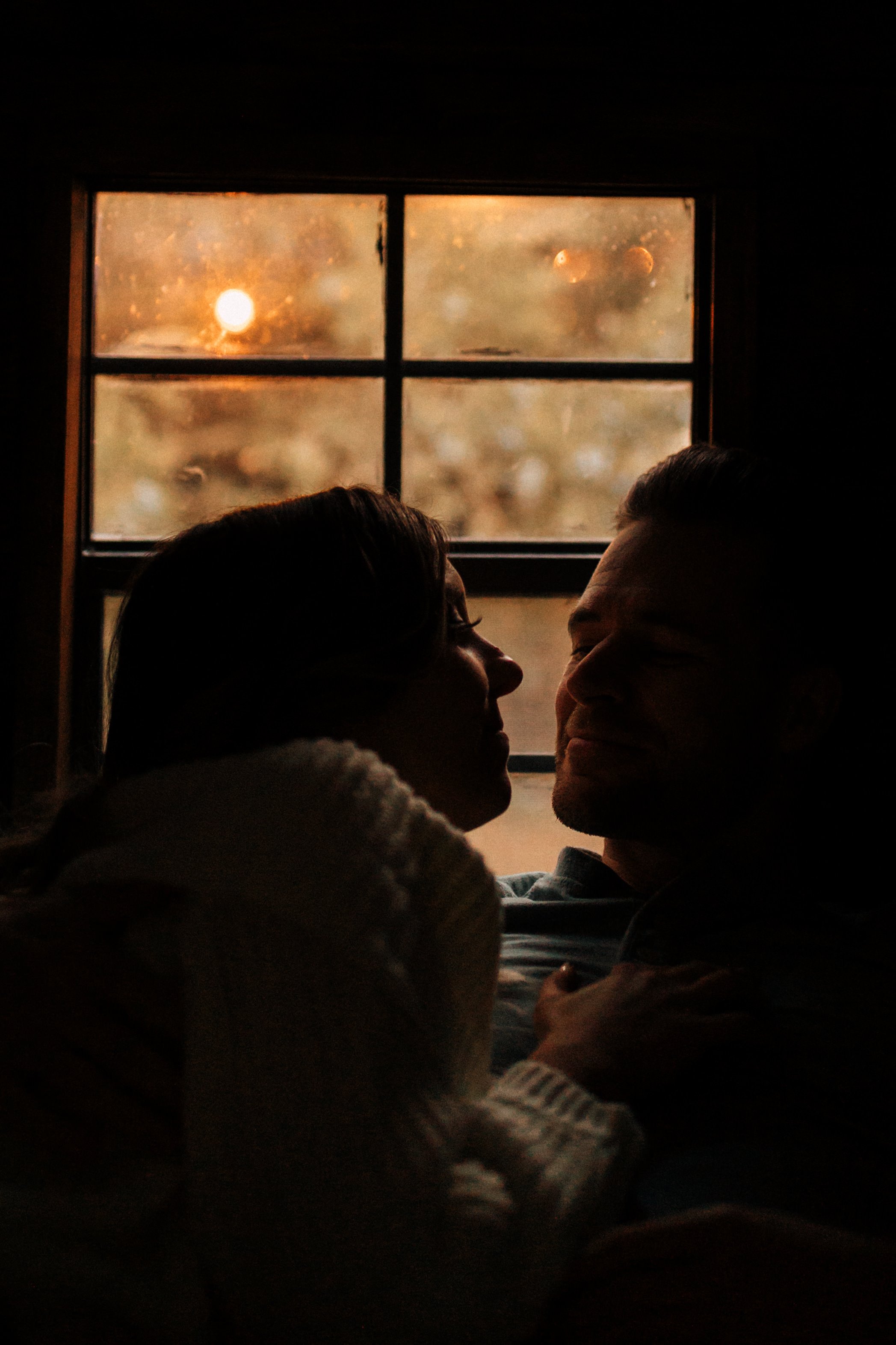 Laura_Ben_Engagment_Session_Winterset_Des_moines_Iowa_Couples_Photographer_Iris_Aisle_Cabin_Conservatory_Candid_Snow_Day_Winter_KMP_Photography-1478.jpg