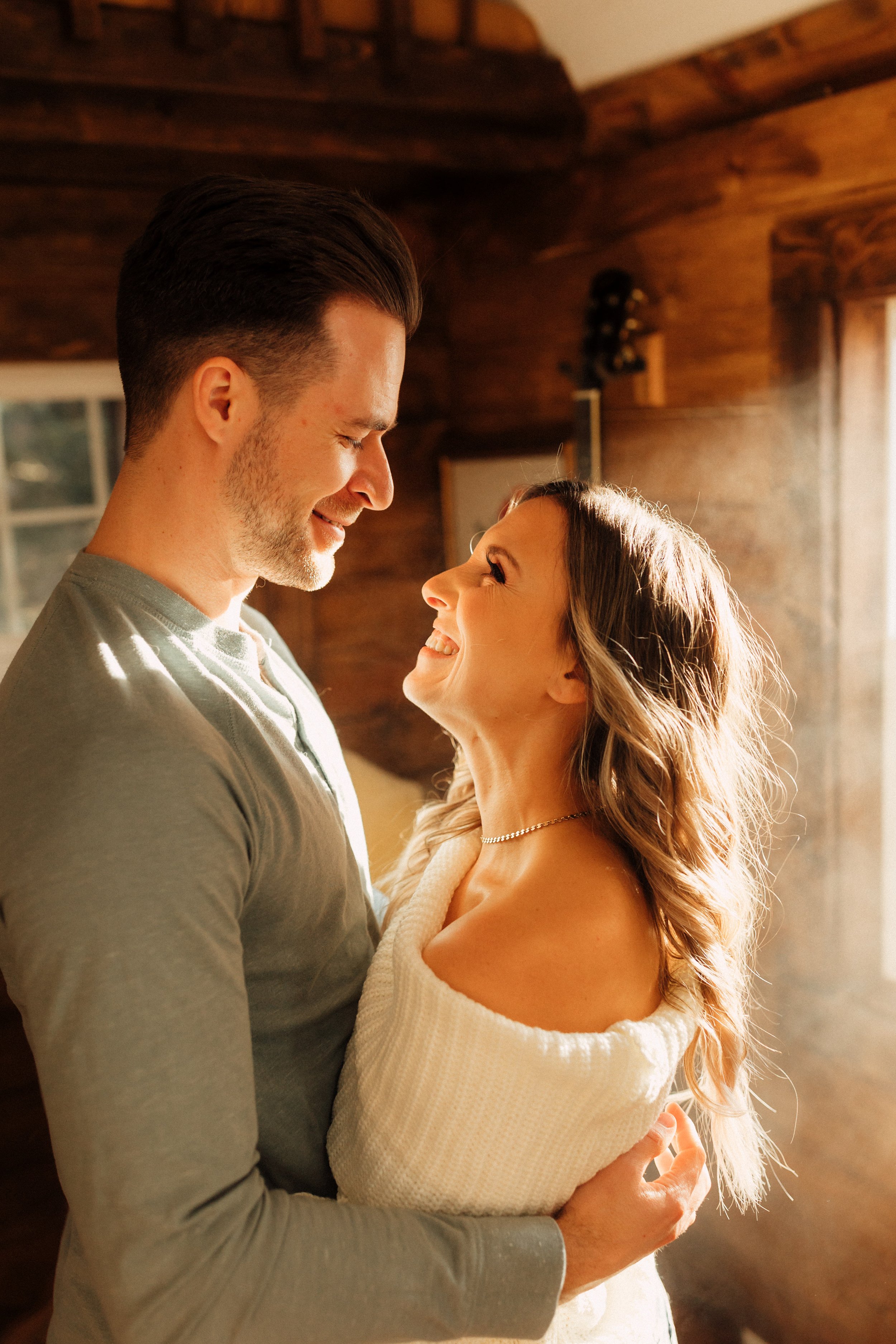Laura_Ben_Engagment_Session_Winterset_Des_moines_Iowa_Couples_Photographer_Iris_Aisle_Cabin_Conservatory_Candid_Snow_Day_Winter_KMP_Photography-9827.jpg