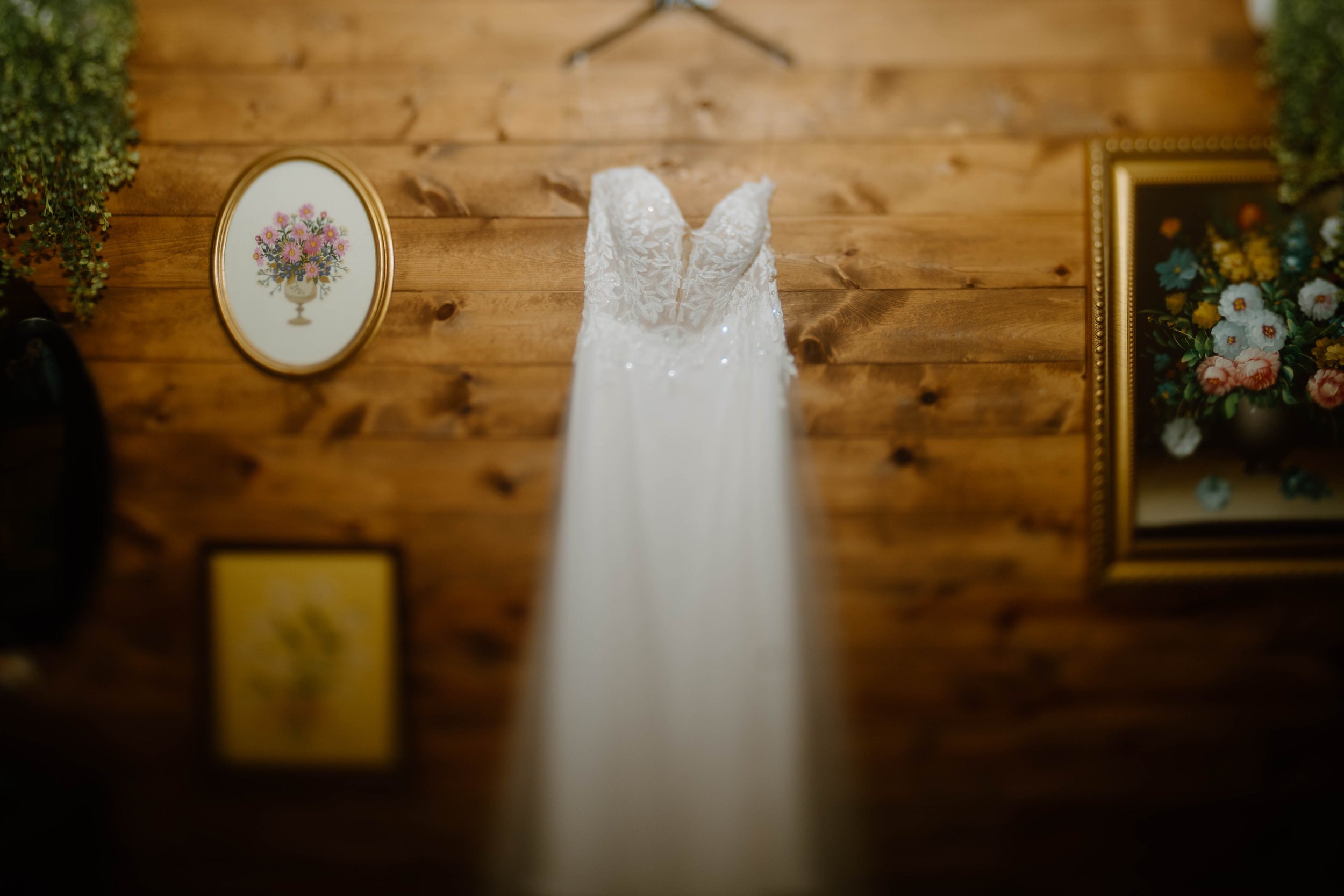 landon-hanna-elopement-iris-aisle-winterset-iowa-raelyn-ramey-photography-9.jpg