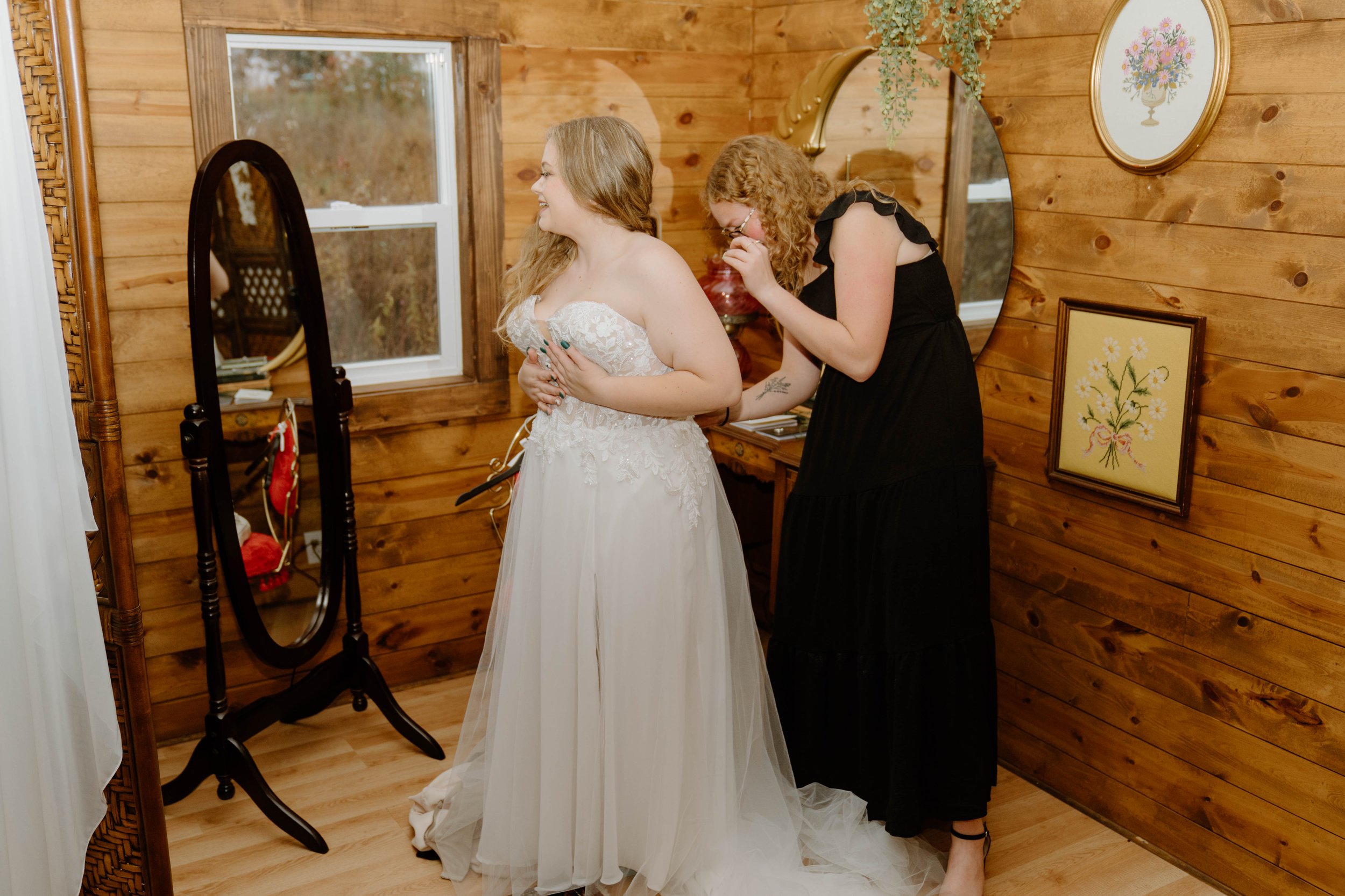landon-hanna-elopement-iris-aisle-winterset-iowa-raelyn-ramey-photography-13.jpg