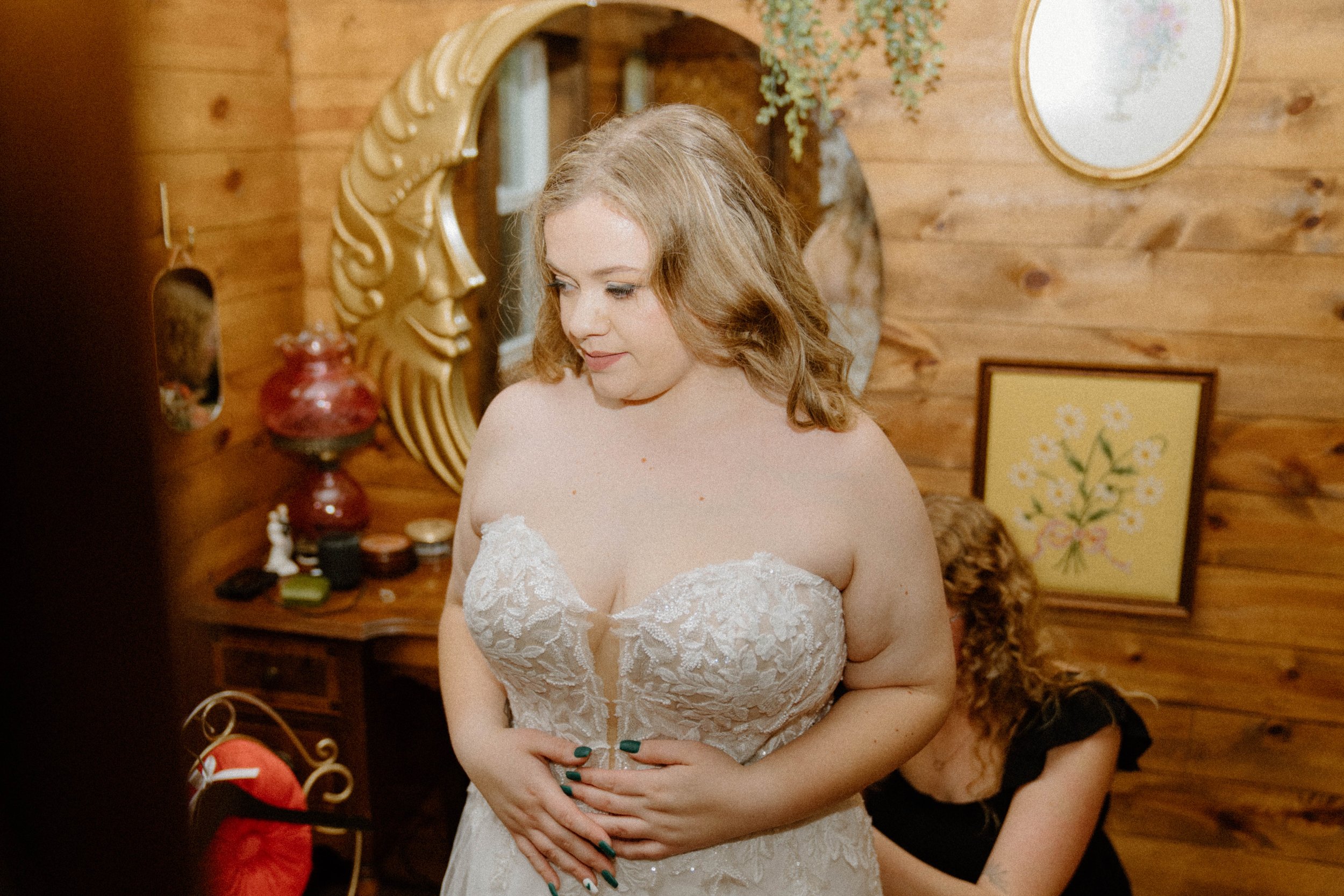 landon-hanna-elopement-iris-aisle-winterset-iowa-raelyn-ramey-photography-17.jpg