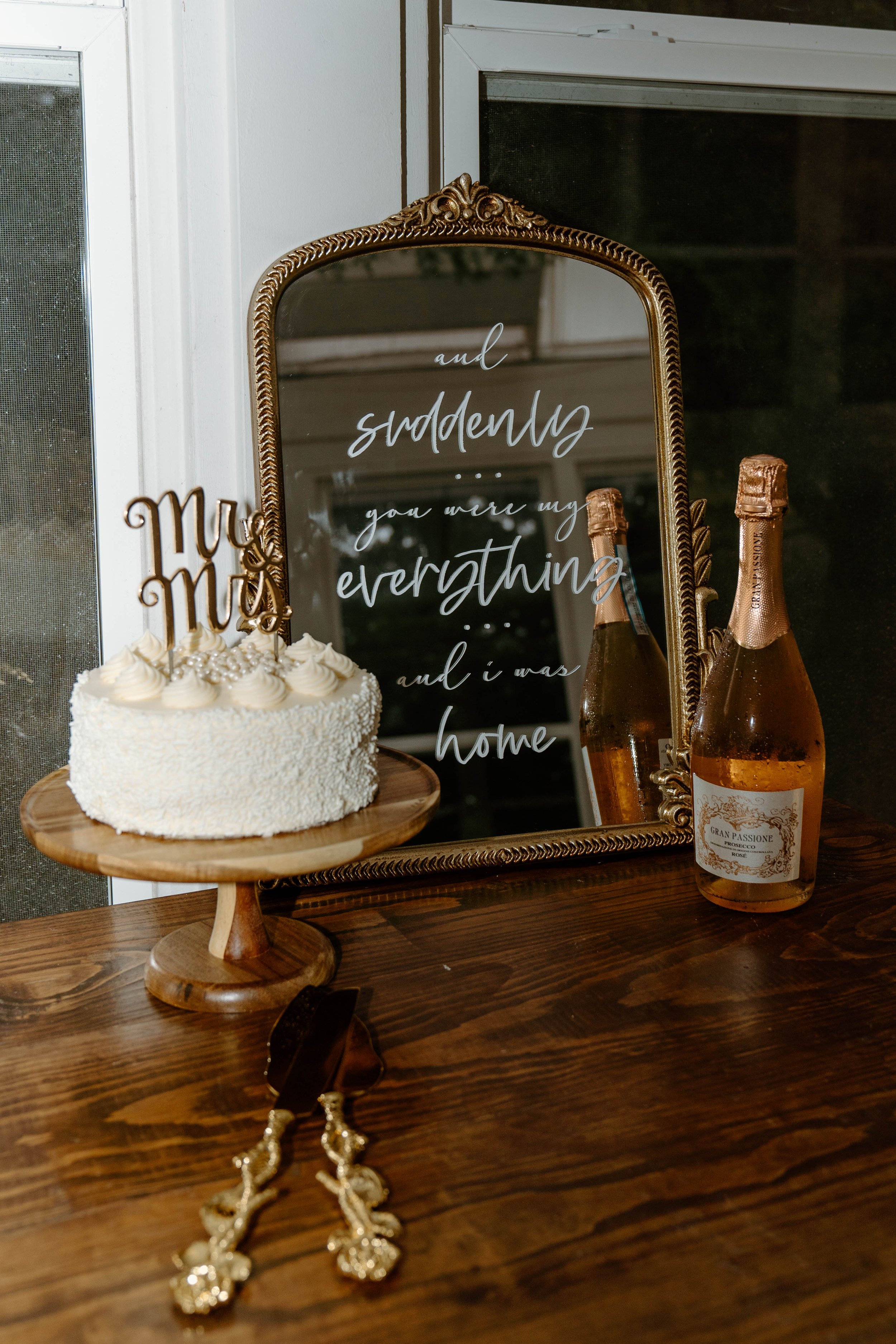 landon-hanna-elopement-iris-aisle-winterset-iowa-raelyn-ramey-photography-32.jpg