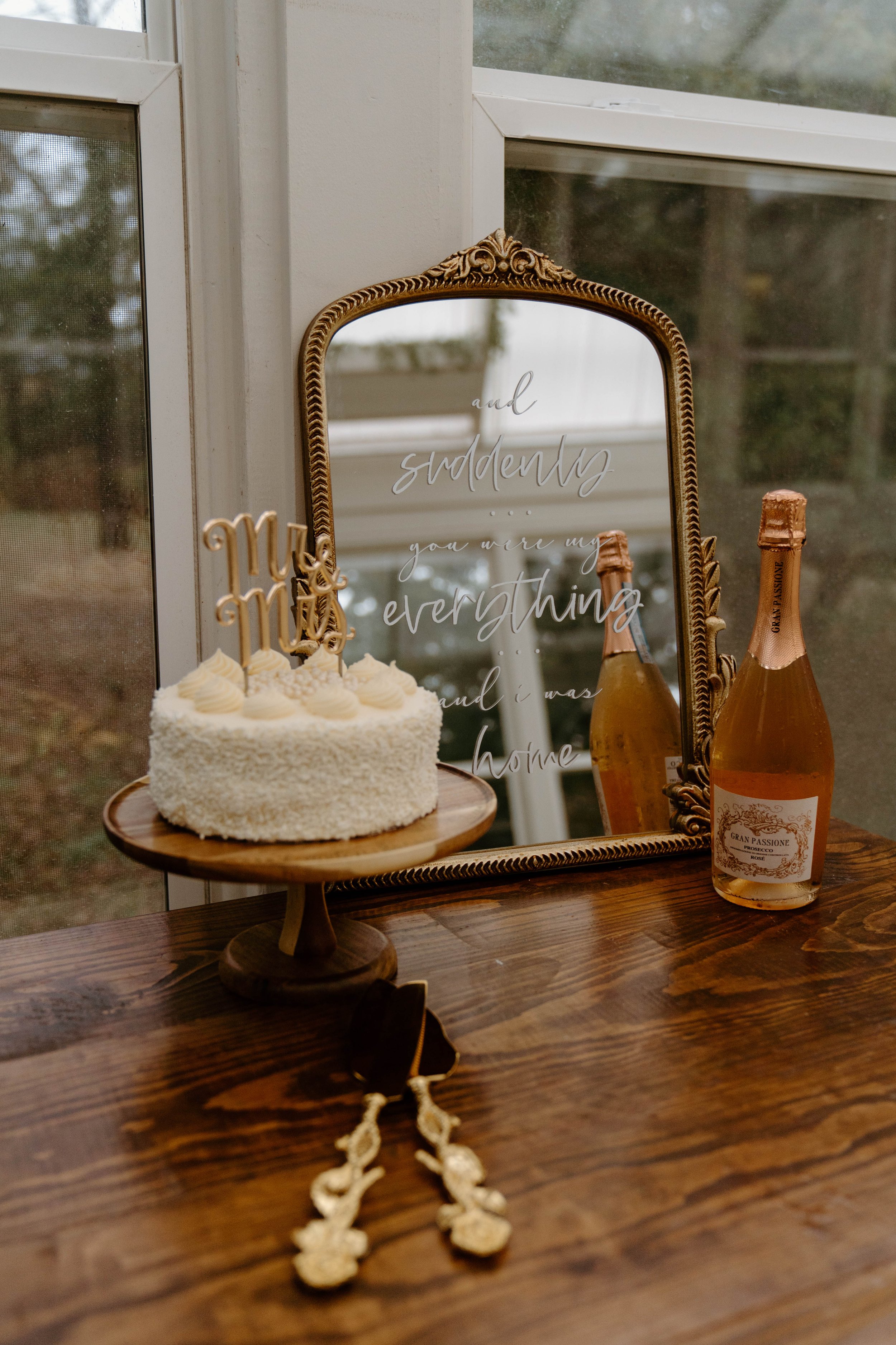 landon-hanna-elopement-iris-aisle-winterset-iowa-raelyn-ramey-photography-33.jpg