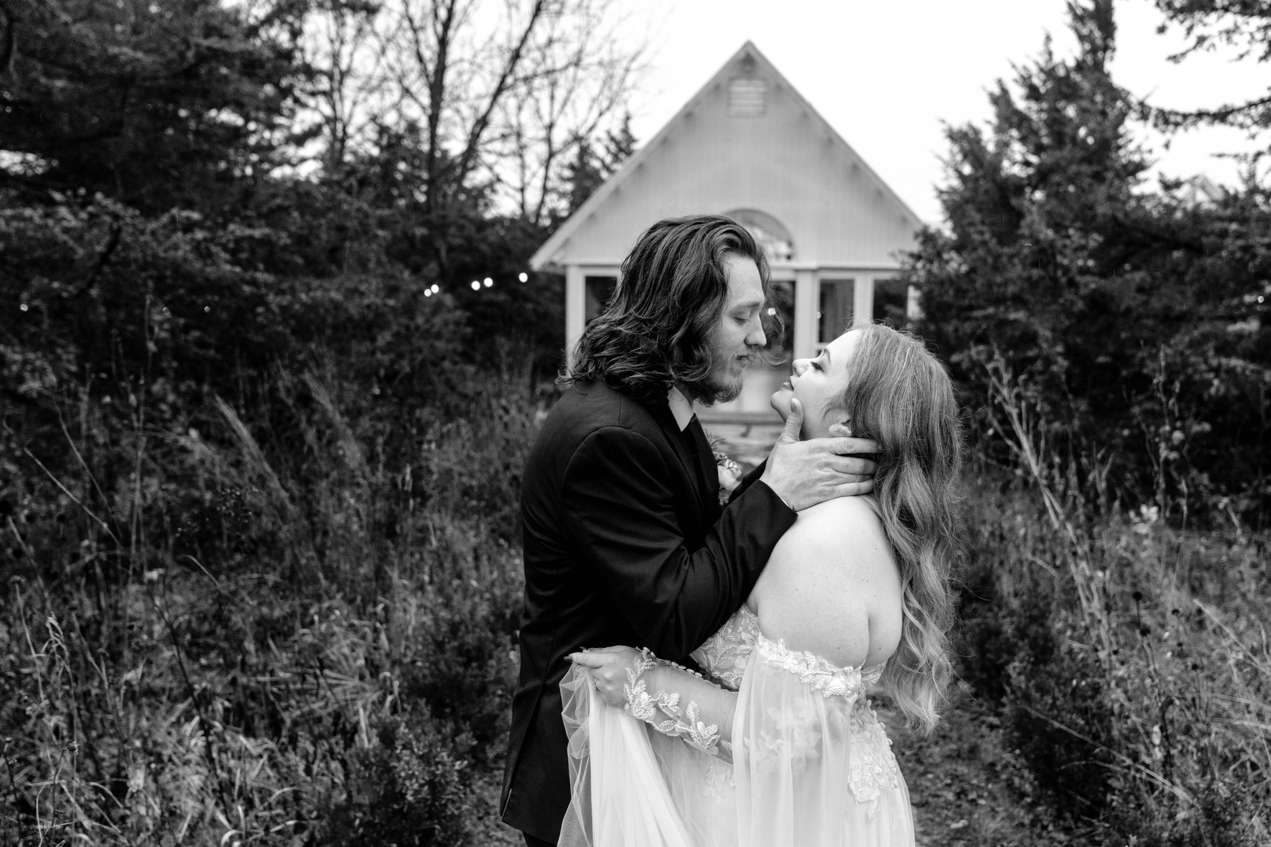 landon-hanna-elopement-iris-aisle-winterset-iowa-raelyn-ramey-photography-167.jpg