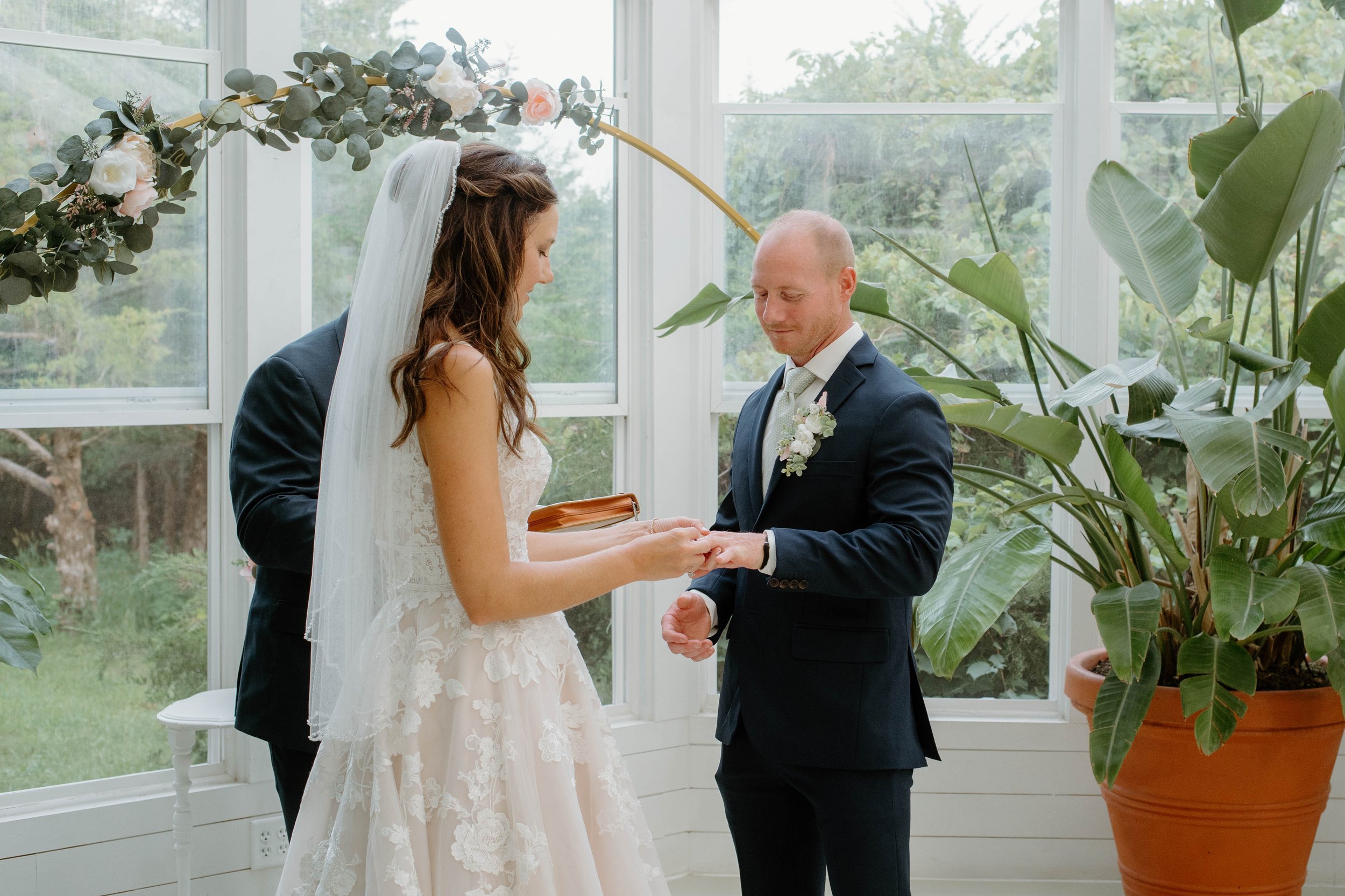 rochelle-neal-micro-wedding-iris-aisle-winterset-iowa-raelyn-ramey-photography-45.jpg