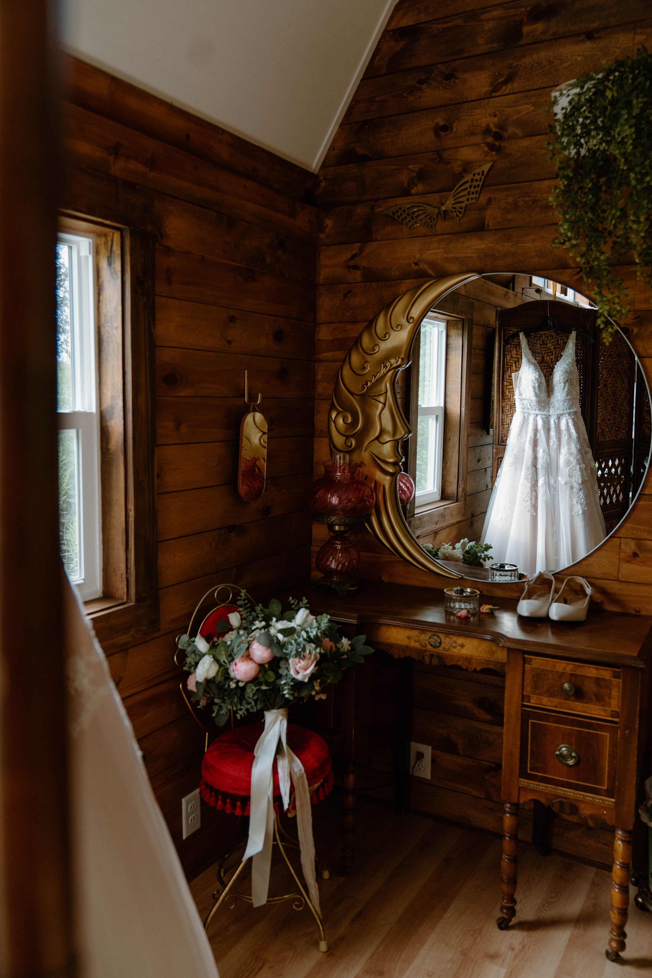 rochelle-neal-micro-wedding-iris-aisle-winterset-iowa-raelyn-ramey-photography-65.jpg
