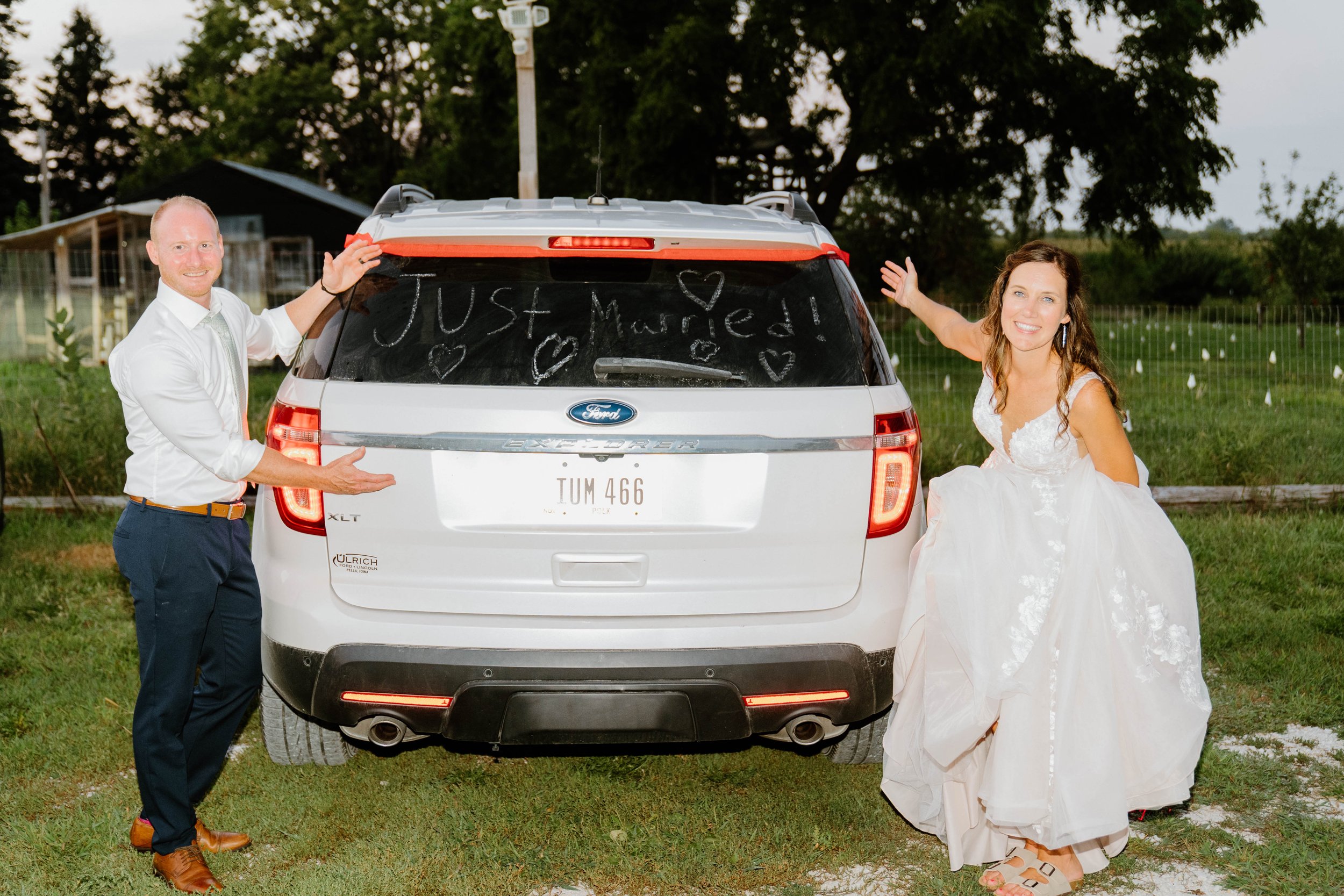 rochelle-neal-micro-wedding-iris-aisle-winterset-iowa-raelyn-ramey-photography-305.jpg