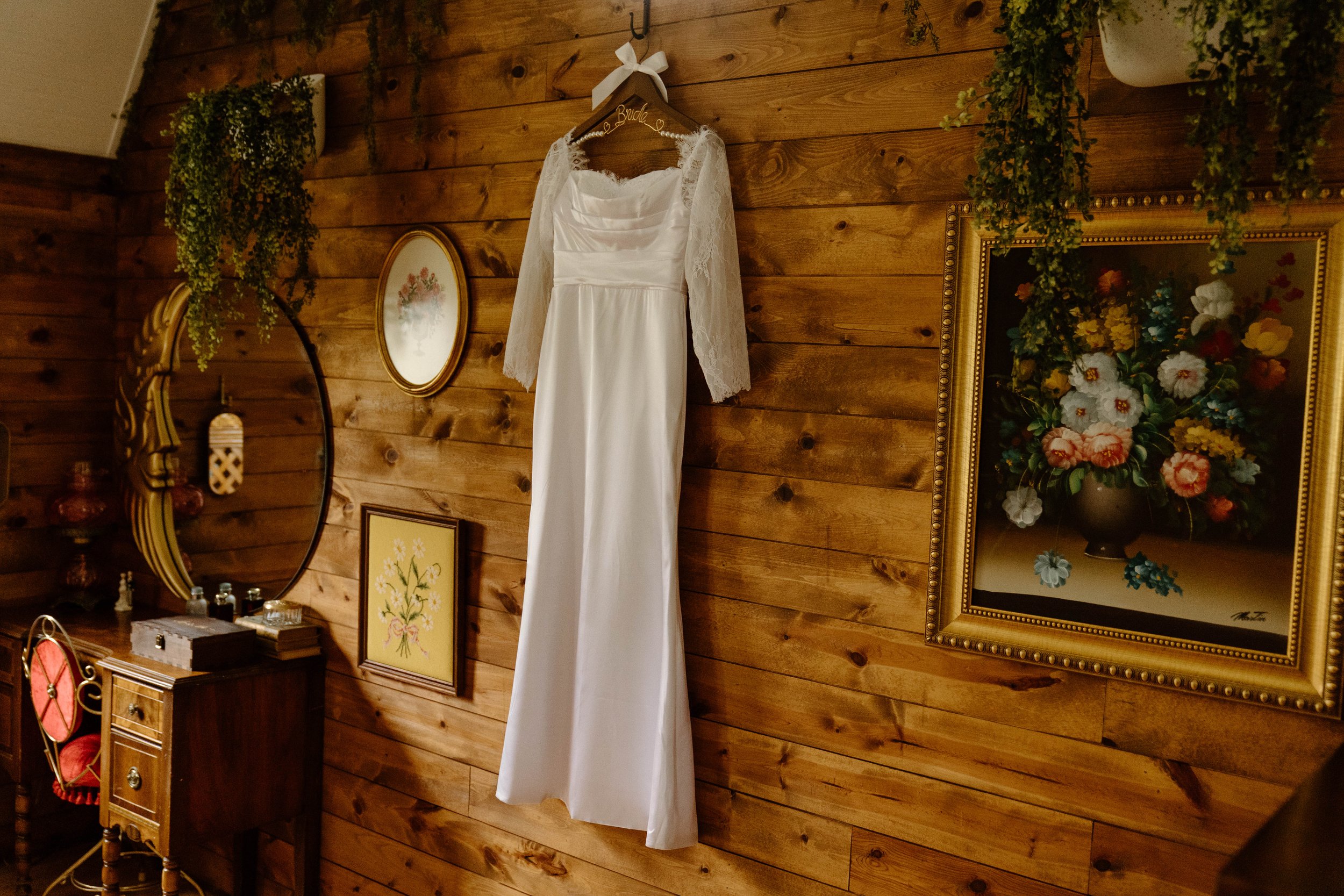 nikki-mager-elopement-iris-aisle-winterset-iowa-raelyn-ramey-photography-2.jpg