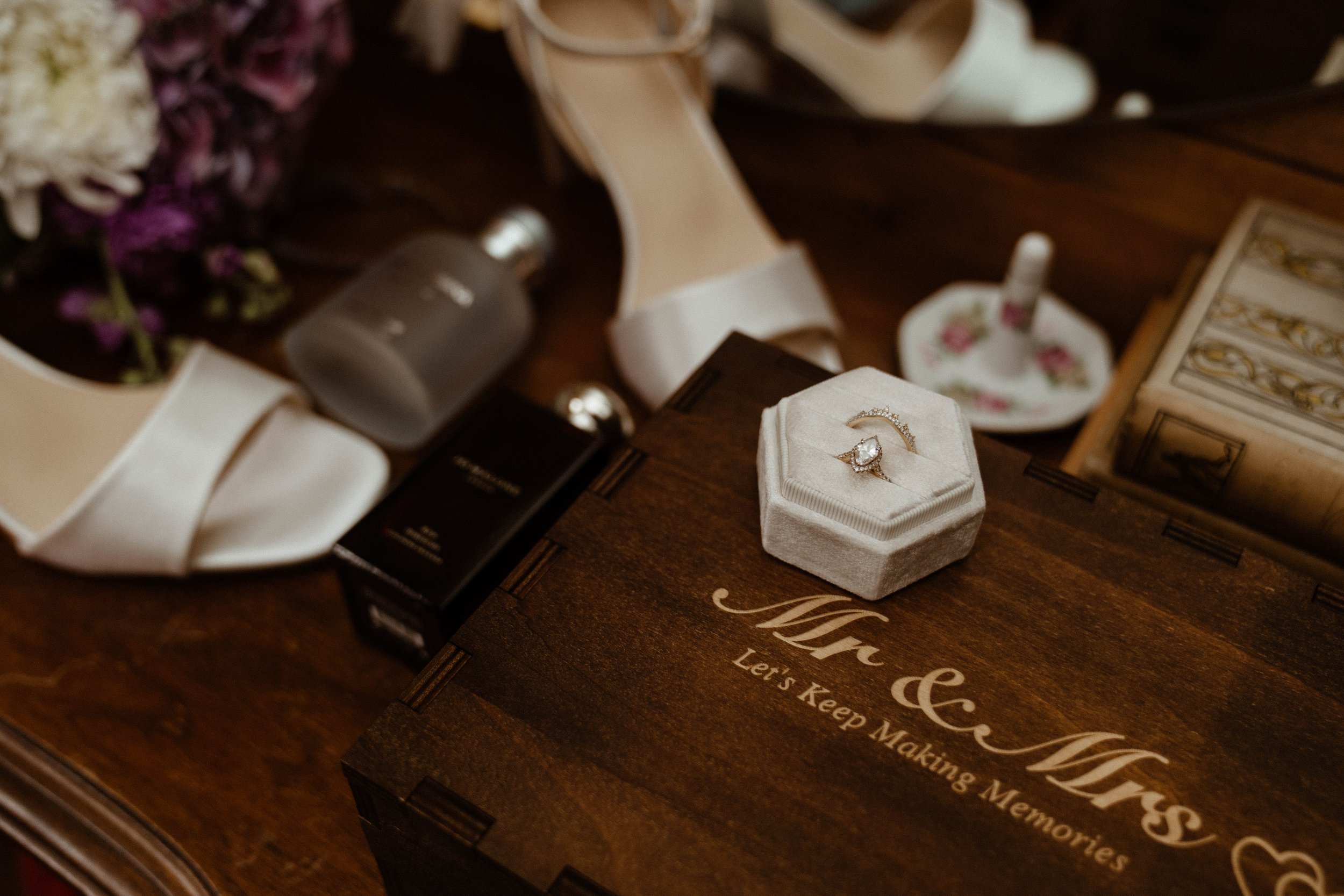 nikki-mager-elopement-iris-aisle-winterset-iowa-raelyn-ramey-photography-4.jpg