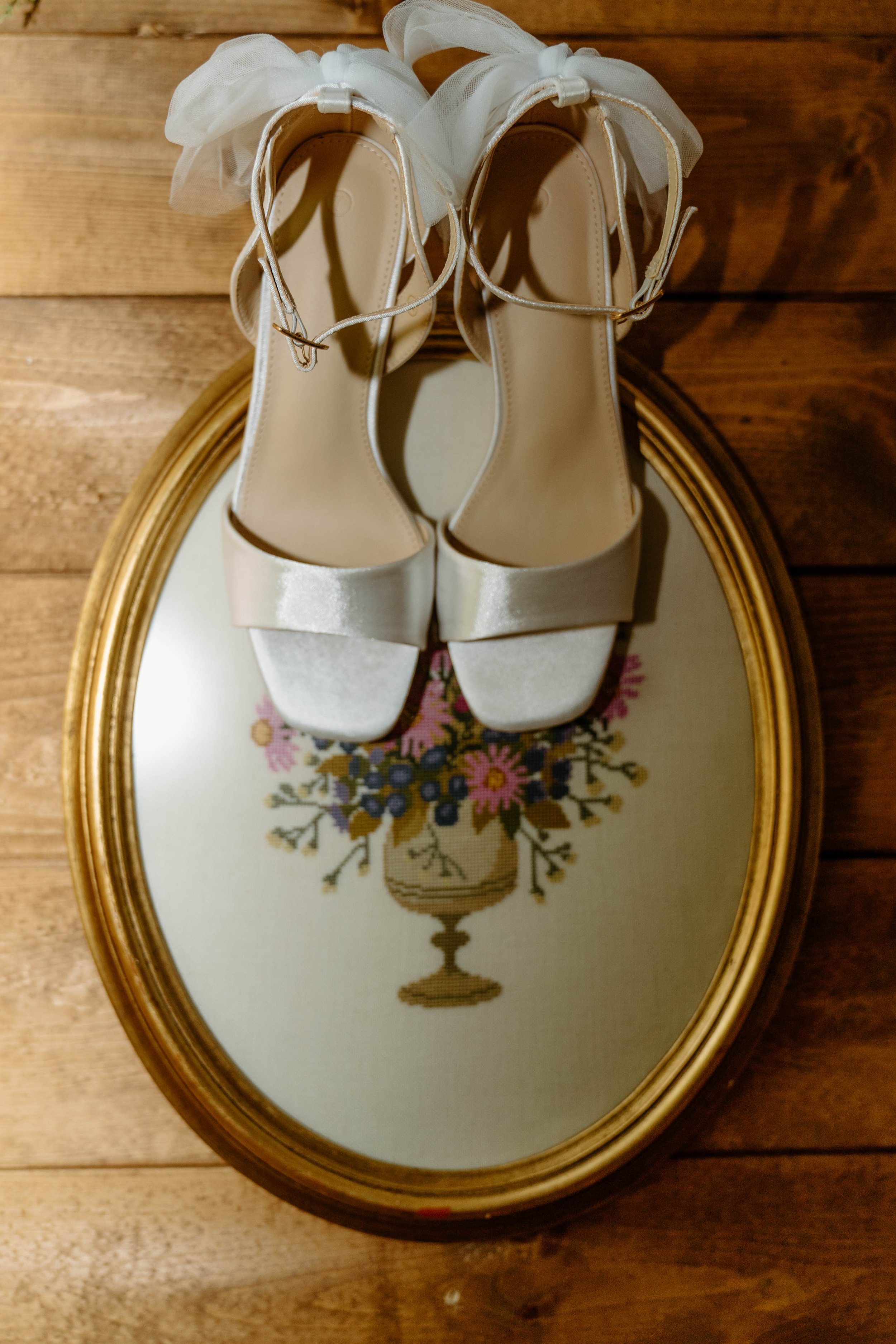 nikki-mager-elopement-iris-aisle-winterset-iowa-raelyn-ramey-photography-6.jpg