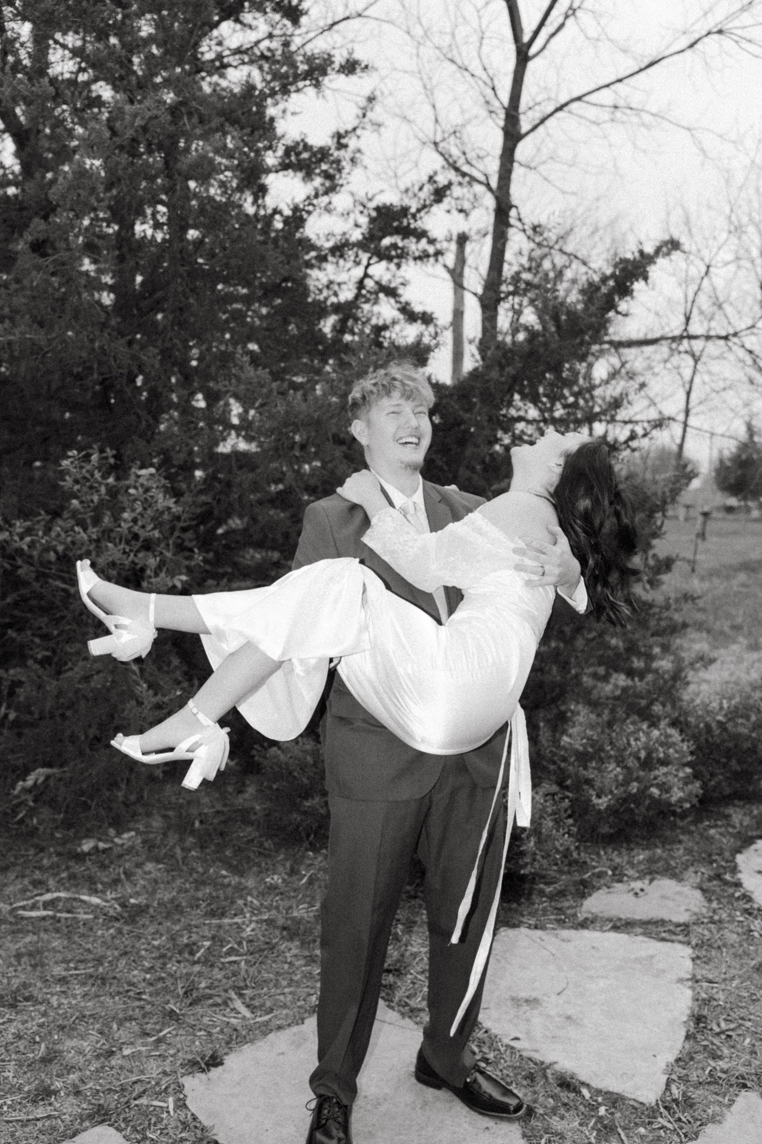 nikki-mager-elopement-iris-aisle-winterset-iowa-raelyn-ramey-photography-89.jpg