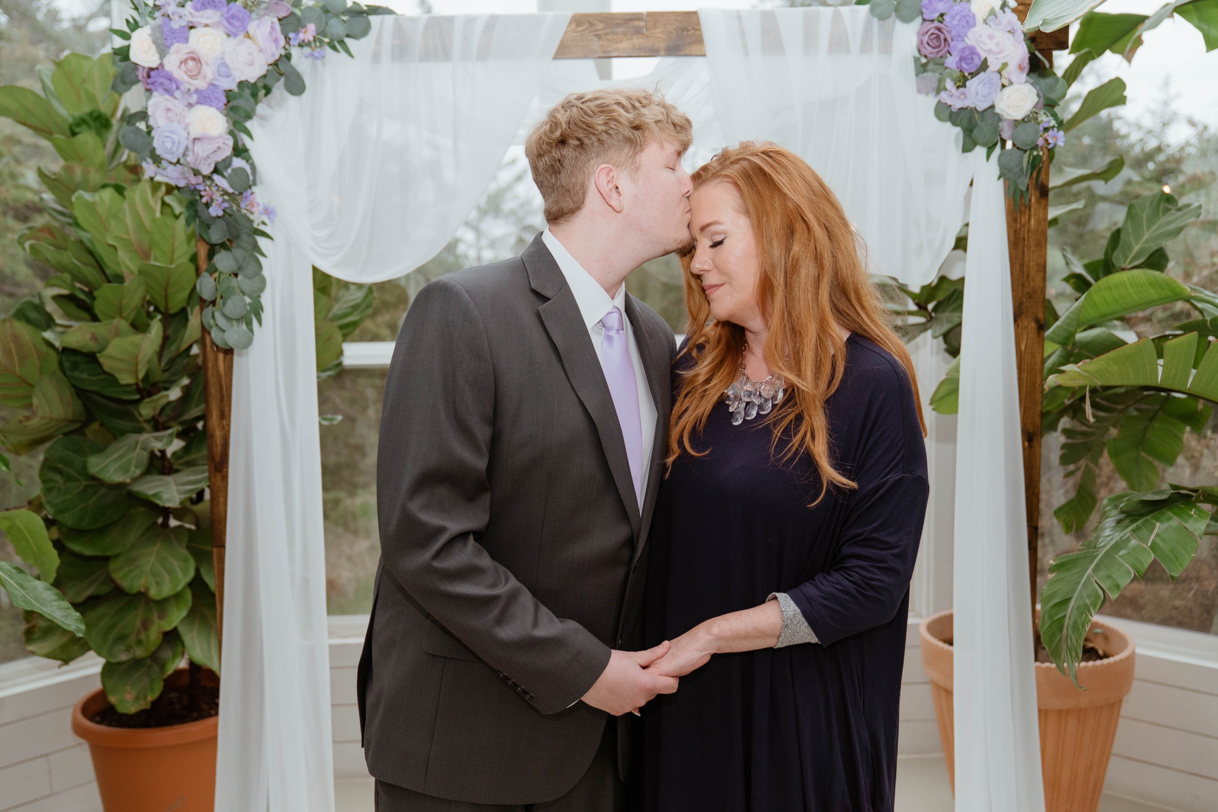 nikki-mager-elopement-iris-aisle-winterset-iowa-raelyn-ramey-photography-103.jpg