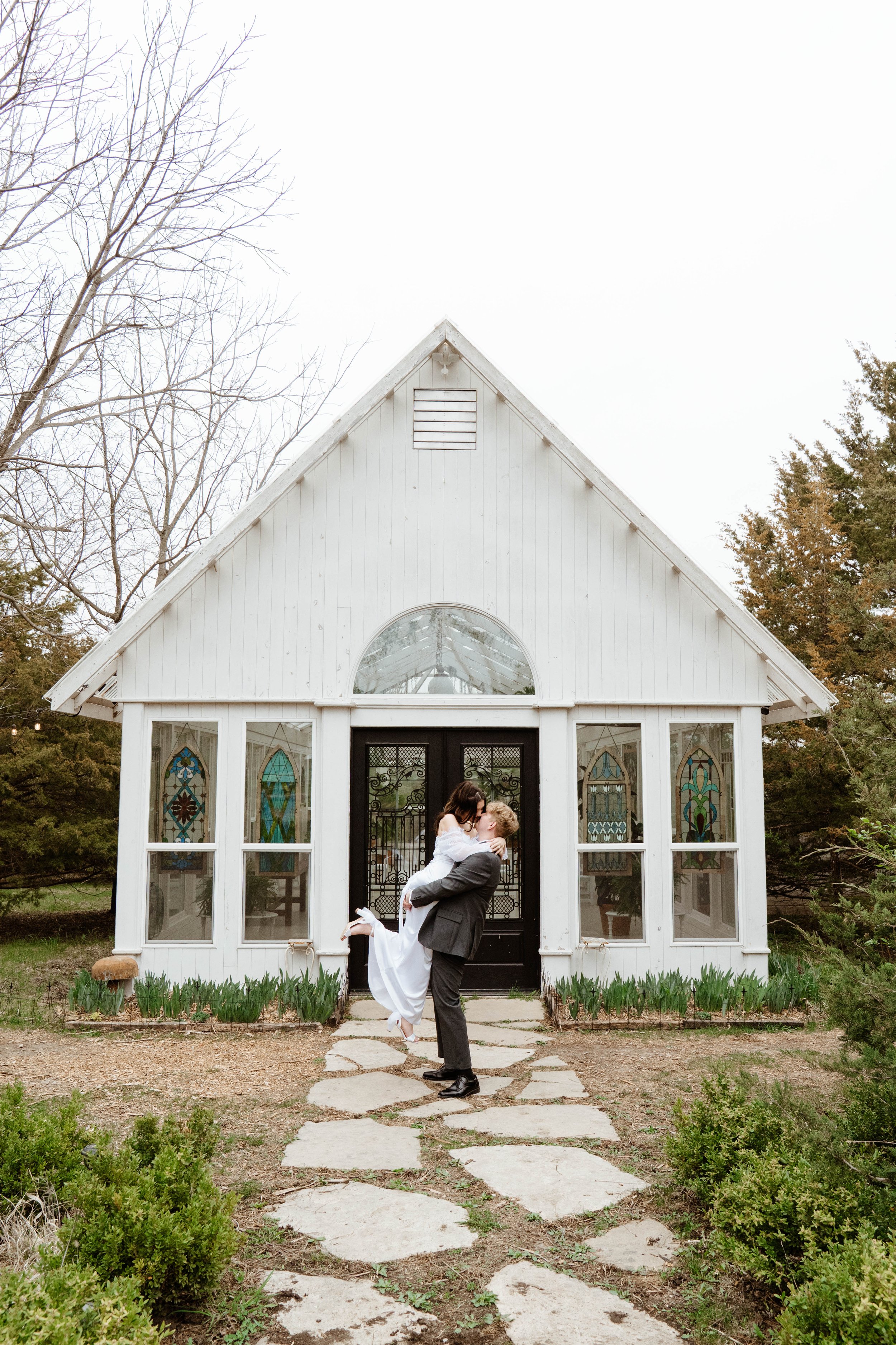 nikki-mager-elopement-iris-aisle-winterset-iowa-raelyn-ramey-photography-196.jpg