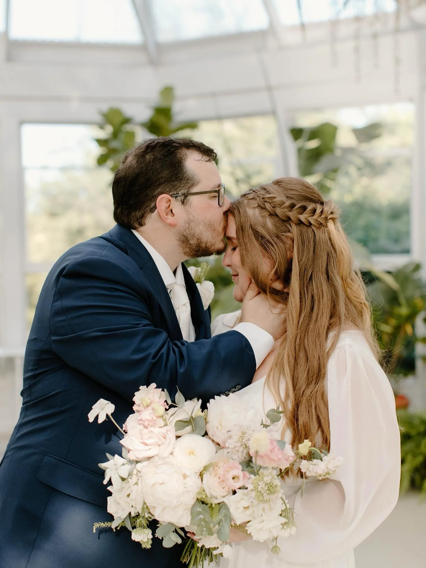 A beautiful Friday wedding in June with Ashley + Matthew ✨

Photos: @bellabuttersphoto 
Floral: @wildflowerdsm 
Hair/makeup: @artoflifesalon